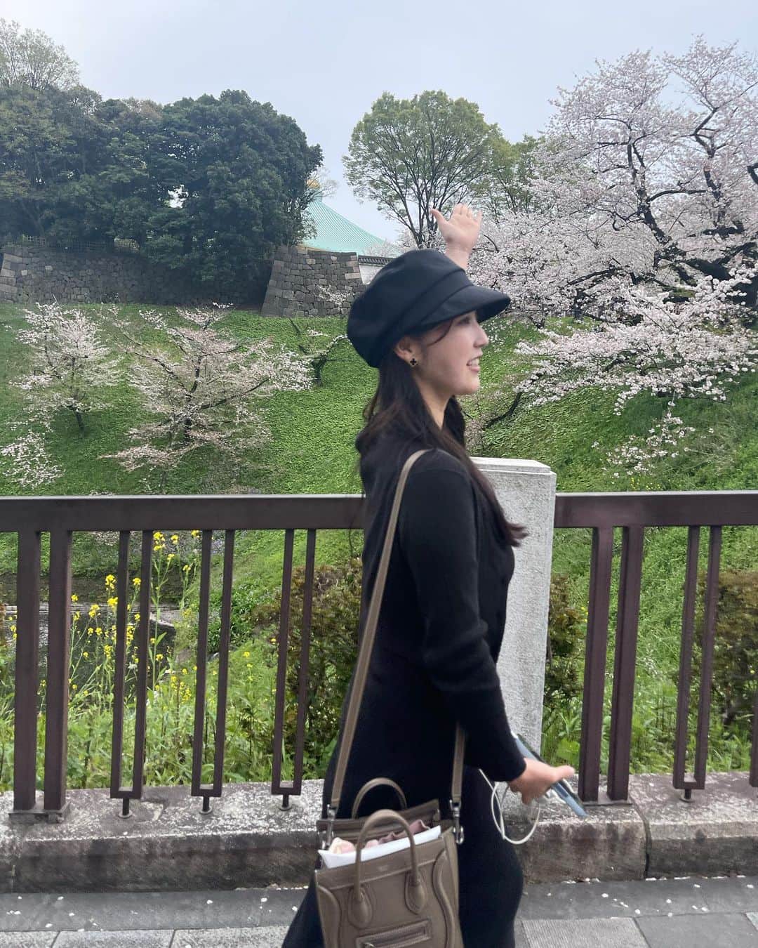 リサのインスタグラム：「たまたま桜咲いてたから写真撮ろ撮ろってなったんだけど、割とちっちゃってた🌸🥲  サクラ散るの早くない⁇ 良い一年になりますように！  #herlipto」