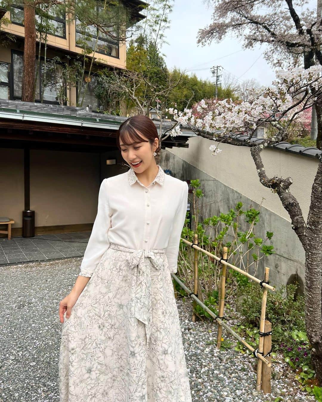 Moka さんのインスタグラム写真 - (Moka Instagram)「今年最後の桜かな。  桜吹雪が綺麗でした🌸  ワンピース : @graceu_official @graceu_jp   このワンピース着るたびに可愛いねってたくさん言ってもらえる👧🏻  上品でおしゃれなワンピースがたくさんあってデート服におすすめのブランドだよ♡!!  #春コーデ #デートワンピ #ワンピース #大人ファッション #セレクトショップ #韓国ファッション #洋服 #おしゃれ #コーデ #フリーモデル #フリーランスモデル #広告モデル #イメージモデル #撮影 #撮影モデル #撮影依頼受付中 #撮影依頼募集中 #インフルエンサー #インスタグラマー #看護師モデル #看護師 #イメージ撮影 #イメージモデル #広告撮影 #ナチュラルメイク #コスメ #メイク #デートメイク #デート #graceu」4月6日 17時42分 - moka_030n