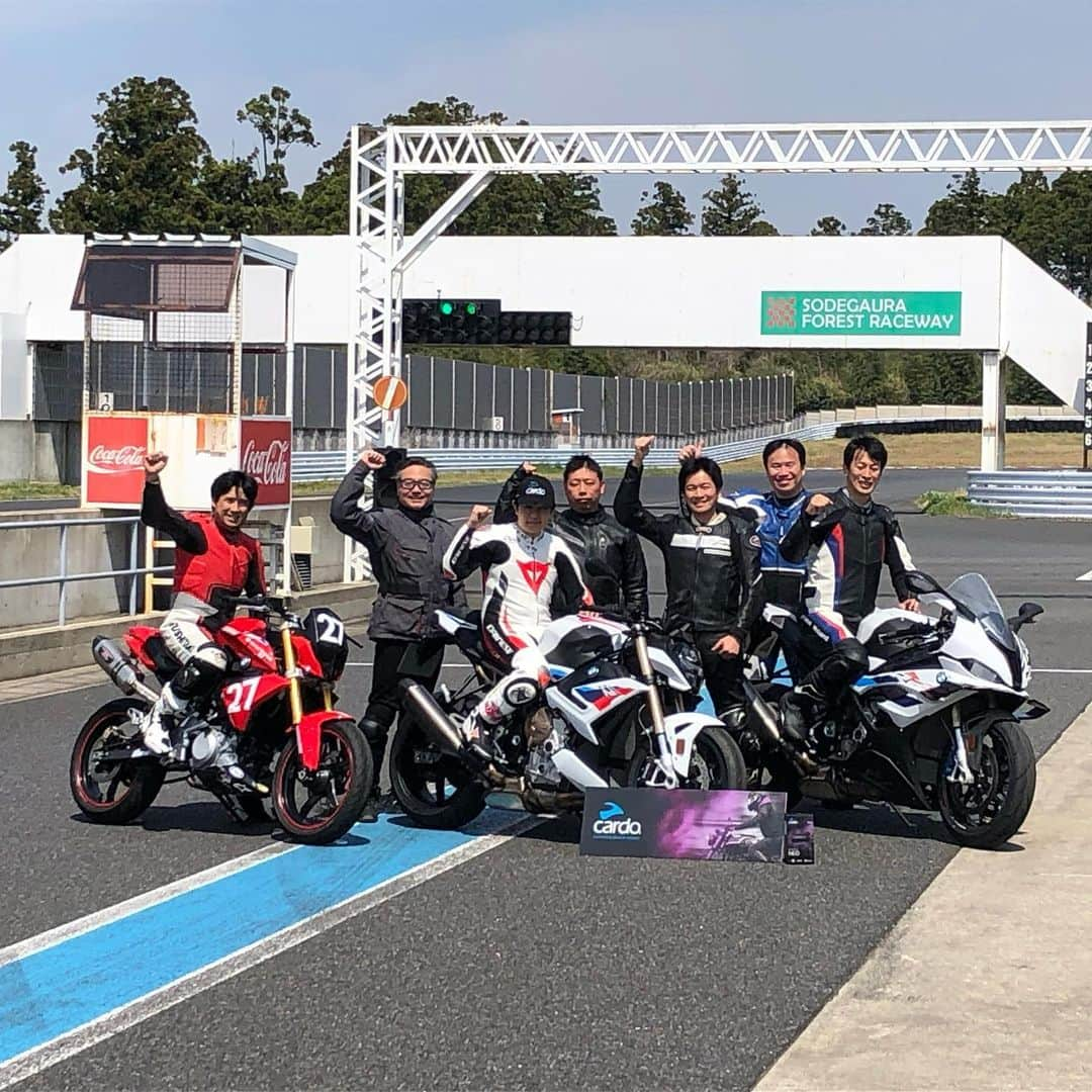 原田哲也さんのインスタグラム写真 - (原田哲也Instagram)「Haradaプレミアムレッスン！ 今回はBMWディーラーの皆様に参加して頂きました。 今回のレッスンはCardoのインカムを導入リアルタイムでレッスン出来るので、皆様色々な発見があったようです。 皆様ありがとうございました。 #araihelmet #dainese #bmwmotorrad #michelinmotorcycle #袖ヶ浦フォレストレースウェイ #アライヘルメット#ダイネーゼ#cardo」4月6日 17時49分 - tetsuya_harada31