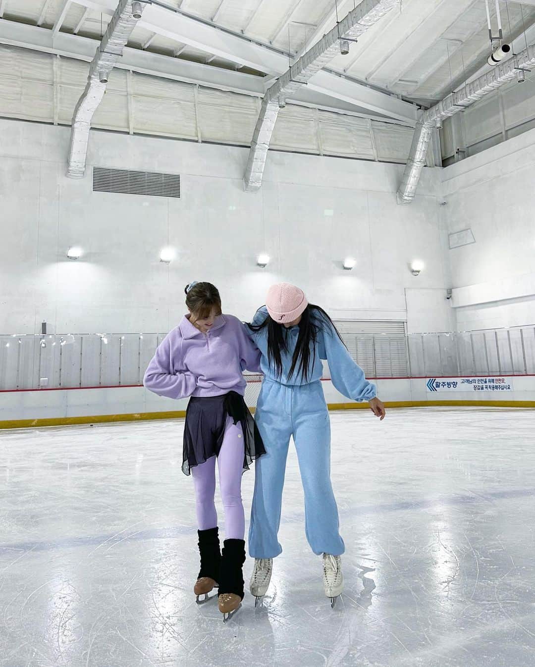 パク・ソヨンさんのインスタグラム写真 - (パク・ソヨンInstagram)「국대 피겨선수와 빙판 위에서도 파이브라인 💜💙  @fiveline.official  . . . #fiveline #iceskating #파이브라인 #아이스스케이팅」4月6日 17時50分 - f.skater_soyoun