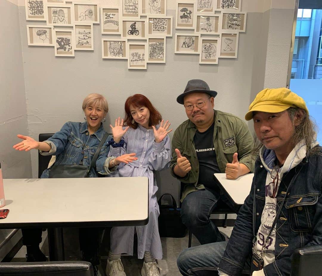 鈴木桃子のインスタグラム：「今日は4/14COSA NOSTRA Acoustic Liveのリハでした😊💕🎶 心配してたガッツくんの体調も元気そうでホッとしました😌  今回は思い切り春気分🌷🌷🌷な選曲ですよ〜！そして新曲も！ そして、そして、なんと言っても今回は曲によってカナメさんがベースを弾くので、ガツンとw今までにも増してイイ感じのgrooveでお送りします😉🎶  わーい🤩🥰今から楽しみ〜！  みなさま、是非いらしてくださいね💗💗💗  ★2023年4月14日(金) COSA NOSTRA Acoustic Live 〜Voices Of Spring〜 @祐天寺Fj's http://fjslive.com/  <出演者> 鈴木桃子(Vo.Cho) 小田玲子(Vo.Cho) KANAME(B. G. Cho) 中沢ノブヨシ(G.Cho)  開場18:30  開演19:00  前売¥4500  当日¥5000(別途ドリンク)  #cosanostra #kaname #小田玲子 #鈴木桃子 #中沢ノブヨシ #コーザノストラ #fjs #momokosuzuki」
