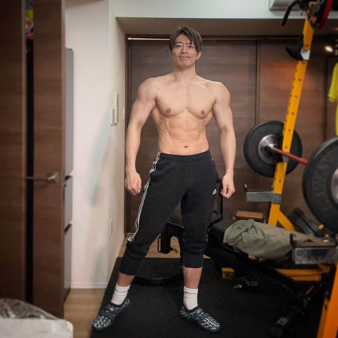 コアラ小嵐のインスタグラム：「178cm、80kg BMI…25.2 肥満（1度） 標準体重…69.7kg 普通体重範囲は…58.6Kg以上、79.2Kg未満  だそうです、笑  電子レンジの上がめちゃちょうどいいスマホ置き場になってくれた😂同じ場所から同じ角度で写真撮ってると減量の進み具合の記録に良き。もう電子レンジ1mmも動かせない！  #フィジーク #筋トレ #筋肉」