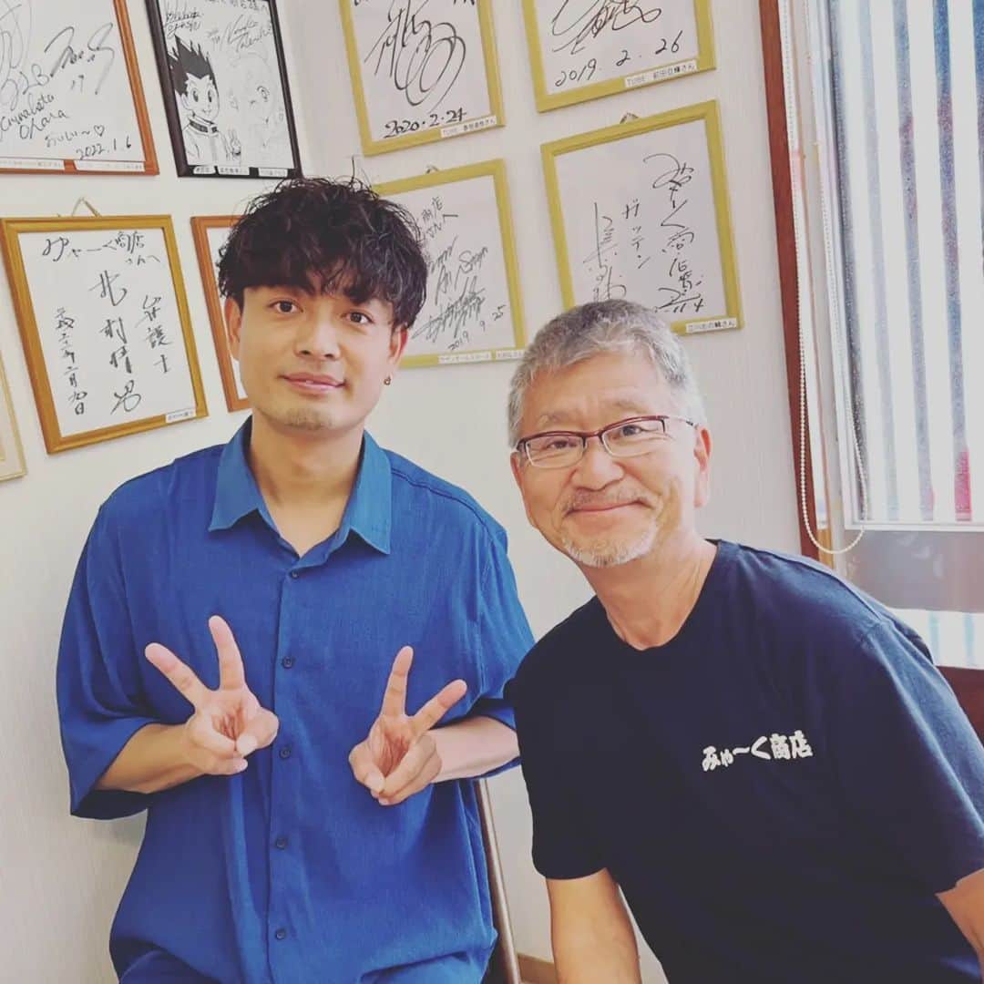 中村昌也のインスタグラム：「仕事前にみゃ〜く商店さんへ❕ 天丼、美味❕店長さんと(^o^) 森末慎二さん、いつもありがとうございます❕ サインも飾って頂きました(笑) 今日もお店やっておりますの！ 皆様お待ちしております❕ 宮古島市平良下里646-2 バロックビル6階 20時〜4時 #宮古島 #沖縄 #宮古島バー #miyakojima #miyakojimabar #バーイズ #イズ #baris #is #newopen #居酒屋 #海 #beach #japan #中村昌也」