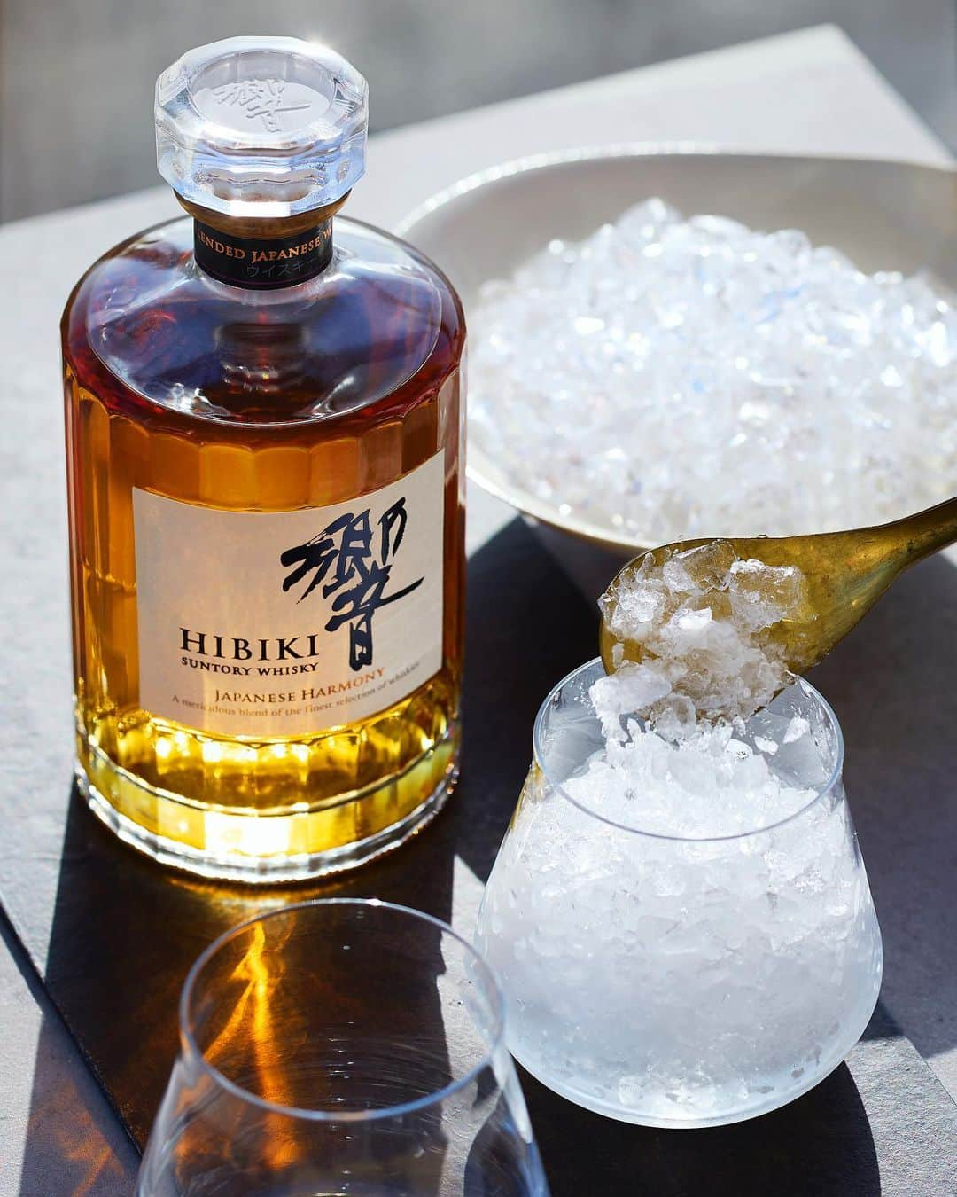 響 | SUNTORY WHISKY HIBIKIさんのインスタグラム写真 - (響 | SUNTORY WHISKY HIBIKIInstagram)「. HIBIKI TIME ～二十四節気・清明～  砕いた氷で味わう至福の一杯を用意する。 Prepare a blissful drink to savor with crushed ice.  #hibiki #響 #hibiki_time #二十四節気 #24seasons #清明 #seimei #withnature #クラッシュアイス #crushedice」4月6日 18時02分 - suntorywhisky_hibiki