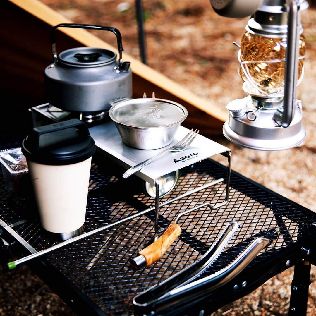 キャンプ情報サイト［ランタン］さんのインスタグラム写真 - (キャンプ情報サイト［ランタン］Instagram)「CAMP SMILE STYLE ／ ゆっくりコーヒーを入れて、 静かに過ごすのがソロキャンプの醍醐味 ＼ いろんなキャンパーのキャンプスタイルを現地取材と一般キャンパーからの投稿で数多く掲載してます。 . . 詳しくは @lantern.camp webサイトをご覧ください . . #camp #camping #camplife #outdoor #travel #trip #lantern_smile #キャンプ #キャンプ用品 #アウトドア #テント #自然 #旅行 #キャンプ初心者 #キャンプ好きな人と繋がりたい #アウトドア好きな人と繋がりたい #camper #外遊び #キャンプスタイル #かぶとの森テラス #ソロキャンプ #ソロキャン #WAQ #ワック #珈琲 #コーヒー #焚き火台 #soto」4月6日 18時02分 - lantern.camp
