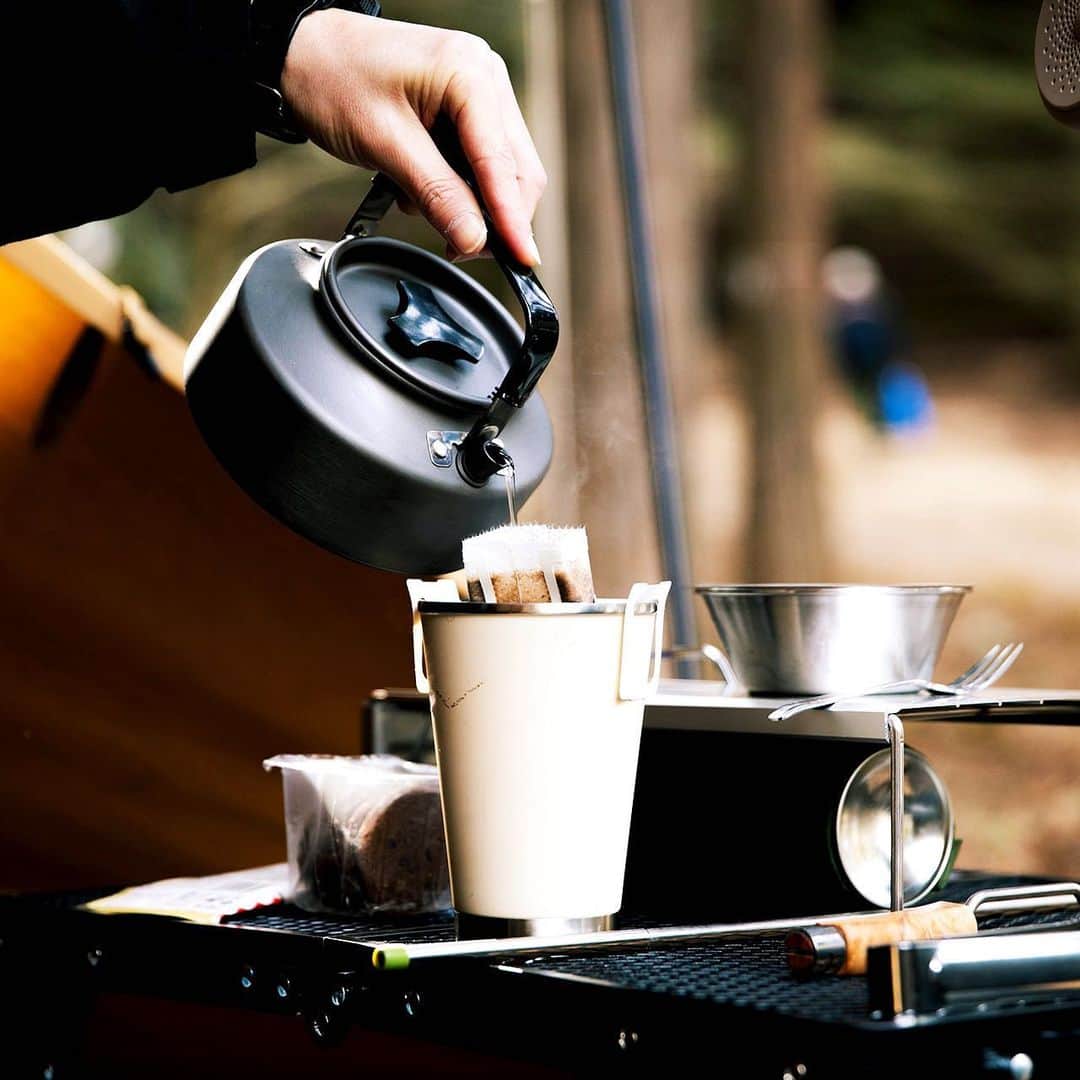 のインスタグラム：「CAMP SMILE STYLE ／ ゆっくりコーヒーを入れて、 静かに過ごすのがソロキャンプの醍醐味 ＼ いろんなキャンパーのキャンプスタイルを現地取材と一般キャンパーからの投稿で数多く掲載してます。 . . 詳しくは @lantern.camp webサイトをご覧ください . . #camp #camping #camplife #outdoor #travel #trip #lantern_smile #キャンプ #キャンプ用品 #アウトドア #テント #自然 #旅行 #キャンプ初心者 #キャンプ好きな人と繋がりたい #アウトドア好きな人と繋がりたい #camper #外遊び #キャンプスタイル #かぶとの森テラス #ソロキャンプ #ソロキャン #WAQ #ワック #珈琲 #コーヒー #焚き火台 #soto」