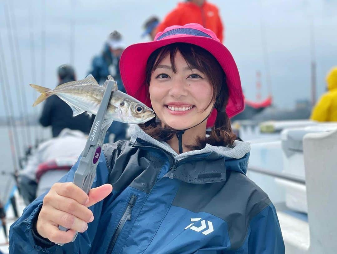 晴山由梨さんのインスタグラム写真 - (晴山由梨Instagram)「東京湾ライトアジ🐟  DAIWAの船テスターミーティングで 平和島のまる八さんにお邪魔してきました！ 新製品を試したり、意見交換できる貴重な時間✨  今週末のアジ釣りイベントの練習もと思ったけど、 調子出ずバラしまくり😱 ようやくポツポツ釣れ始めて、 2点掛けできたところで終了となりました（笑）  DAIWA船テスターの皆さまお疲れさまでした！ そして今週末のイベントにご参加の皆さま、よろしくお願いします😊  @daiwafune   ---------------- ロッド：DAIWA LEADING LG 73MH-185MT リール：DAIWA 20ADMIRA A100XH 仕掛け：DAIWA 快適アジビシ仕掛け速攻  #東京湾 #まる八 #ライトアジ #釣り #LTアジ #船釣り #エサ釣り #沖釣り #アジ釣り #daiwa #fishing」4月6日 17時54分 - hareyama_yuri