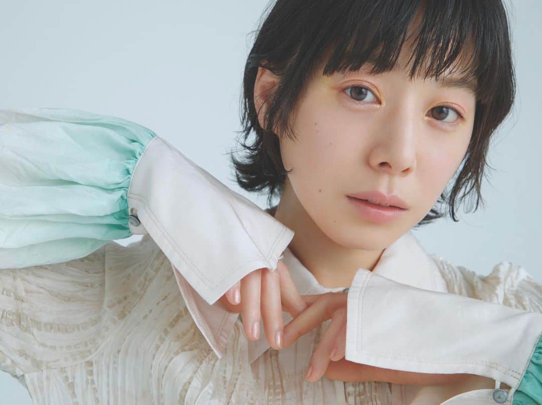 菊地泰久のインスタグラム：「#夏帆  @vocemagazine  @barbiemichiru  @koichi_nishimura_  @smznmi  @yasuhisa_kikuchi   #voce #菊地泰久 #yasuhisakikuchi #beauty #makeup #fashion #portrait #jewelry #gravure #shooting #photography #photographer #model #studio」