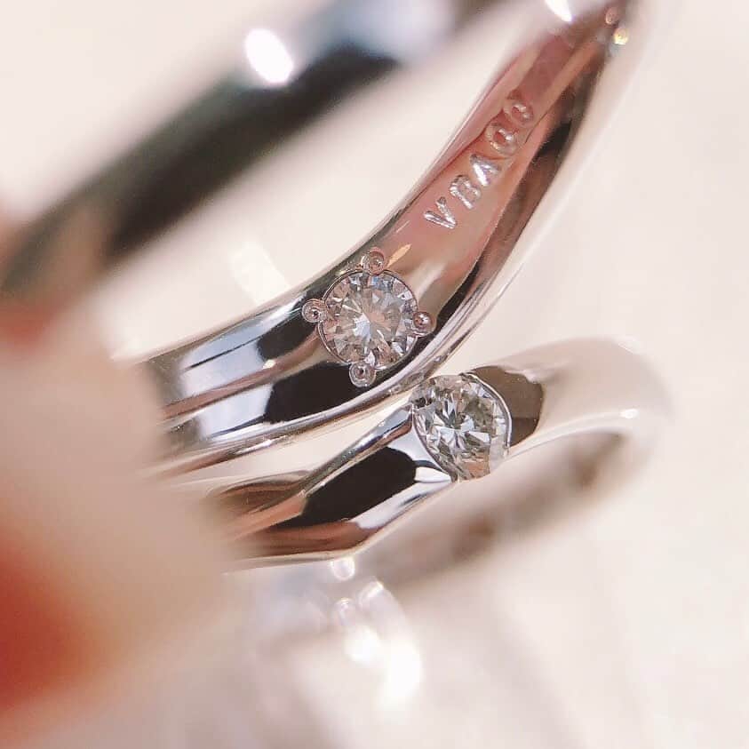 TRECENTI トレセンテのインスタグラム：「双子ダイヤモンド®︎💎💎 ひとつの原石からカットされた2粒のダイヤモンド。 数億年もの時を共に過ごした2粒のダイヤモンドをパートナーと2人だけで分かち合える、特別なダイヤモンドです。  ----------------------------------------------  #トレセンテ #trecenti #婚約指輪 #結婚指輪 #マリッジリング #婚姻届 #ブライダルリング #プレ花嫁 #プレ花嫁さんと繋がりたい #内甲丸 #日本中の花嫁さんと繋がりたい #日本中のプレ花嫁さんと繋がりたい #ブライダル専門店 #結婚式前撮り #ブライダルジュエリー #全国のプレ花嫁さんと繋がりたい #v字リング #トレセンテフローラ #双子ダイヤモンド #ピンクゴールド #プロポーズ #エンゲージリング探し #サプライズプロポーズ #プロポーズ準備 #重ねづけ #エンゲージリング #エンゲージリングと重ね付け #重ねづけリング #セットリング」