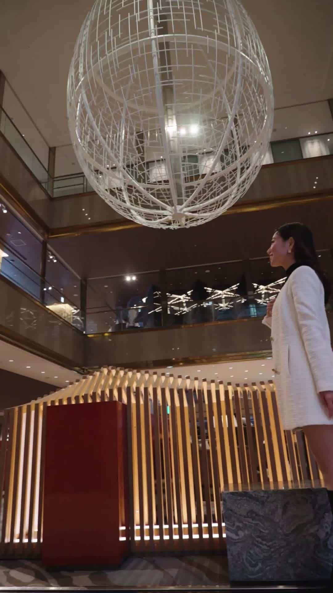 ヒルトン大阪 Hilton Osakaのインスタグラム：「ヒルトン大阪1階　ロビーのご紹介💫  ロビー1階から3階までの吹き抜けには、橋本 夕紀夫氏が手掛けたダイナミックな卵形アート作品「誕生-Birth-」が飾られております。  また、エレベーターホール横には東端 唯氏が漆の伝統的な技法を活かした作品「五循（ゴジュン）」が鮮やかな存在感を放ち、ロビーフロアの彩りになっています。  ロビーカフェにてMYPLACEのメニューを楽しみながら、開放感のあるラグジュアリーな時間をお過ごしください。  ＜ヒルトン大阪＞ https://osaka.hiltonjapan.co.jp/  @‌hiltonosaka   We are excited to introduce you to the stunning 1st Floor Lobby at the Hilton Osaka.   The lobby atrium extends from the first to the third floors and showcases the dynamic egg-shaped artwork "Birth (誕生)" by Yukio Hashimoto, adding a unique touch of elegance to our space. Next to the elevator hall, you'll find Yui Higashibata's "Gojun (五循)," a magnificent piece that incorporates traditional Japanese lacquer techniques and adds a vivid splash of color to the lobby floor.  While you're here, we invite you to indulge in MYPLACE's menu at our lobby cafe and take in the luxurious ambiance and sense of openness our space provides.  <Hilton Osaka> https://www.hilton.com/en/hotels/osahitw-hilton-osaka/ ＝＝＝  #ヒルトン大阪 #ホテルロビー #ロビーラウンジ  #ヒルトンホテル #大阪ホテル #ホテルステイ  #大阪旅行 #関西旅行  #HiltonOsaka #HiltonHotel #OsakaTrip #JapanTrip」