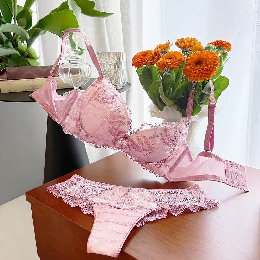 BradelisNewYork/ブラデリスニューヨークのインスタグラム：「. BRADELIS Belle bra 23S2 -Step2-  羽のように繊細な葉柄のレースを使用しており、 カラーによって印象が変わる《ベル》タイプのブラから新コレクション♡ 身生地と異なるテープカラーアクセントに加えた遊び心のあるデザインです♪  心弾む、華やかでフェミニンな印象の【ピンク】 2色のグラデーションがナチュラルな印象の【ダスティグリーン】 ホワイトの刺繍柄が映えるエレガントな【ロイヤルブルー】 の3色展開です♪  ぜひ、チェックしてみてくださいね♡  ・ ・ ・ ※ご使用のパソコンモニターやスマートフォンの画面によっては、商品の色合いが画面表示のものと現物で異なる場合があります。  #ブラデリスニューヨーク #ブラデリス #bradelisnewyork #育乳ブラ #bradelis #育乳 #補整ブラ #補整下着 #補正 #補正ブラ #スタイルアップ #ボディメイク #styleup  #バストケア #美ボディ #春夏 #新作 #SS」