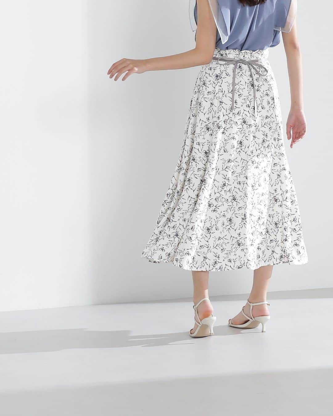 NATURAL BEAUTY BASICのインスタグラム：「2023 spring/summer PRE ORDER.  ✔アートフラワープリントスカート ¥9,900 tax in color:オフ/オフベース/ラベンダーベース /ネイビーベース size:S/M #0173120541 4月下旬-5月上旬入荷予定  柔らかいタッチの繊細な柄がトレンド感のある花柄と、無地の4色展開でそろえたスカートは、ほど良く広がる上品なフレアシルエットが魅力。 スタイリングのアクセントになる配色のリボンは、ウエストのサイドにドッキングしているため、お好みのシルエットに調整して頂けます。 女性らしさ引き立つニュアンス感のあるラベンダーベースがおすすめカラーです。  #花柄 #花柄スカート #フラワープリント #フラワープリントスカート #フレアスカート #バックリボン #春カラー #spring #春コーデ #スプリングコーデ #お出かけコーデ #カジュアルコーデ  #オフィスコーデ #オフィスカジュアル #通勤コーデ #大人可愛い #カラーコーデ #着回しコーデ #きれいめカジュアル #大人カジュアル #ベーシックコーデ #ベーシック #ナチュラルコーデ #トレンドスタイル #シンプルコーデ #ナチュラルビューティーベーシック #naturalbeautybasic」