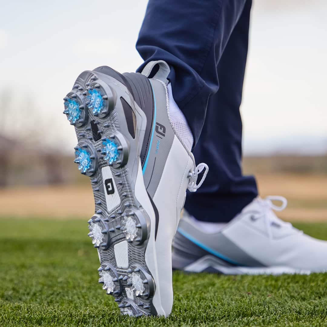 Footjoy Japanさんのインスタグラム写真 - (Footjoy JapanInstagram)「本日発売”TOUR LIMITED EDITION”  「TOUR-ALPHA」「PRO|SL」の天然皮革・紐タイプを限定数量・限定店舗で発売⚡  PGAツアー選手が着用する日本未展開のモデルです✨  『TOUR-ALPHA』はFootJoy史上最も“飛び”と“パワー”にこだわったシューズでその特徴は、圧倒的な“安定性”と“フィット性”。  安定性とフィット感をFootJoy史上最大限まで高めることにより、パワーと正確性をボールへ伝えます。  特徴的な《アルファトラクションアウトソール》は接地面を最大限に向上する設計で、歩行・スイング時に卓越したグリップ力と抜群の安定性能を実現。スイング時にはパワーを余すことなくボールに伝達します。  アッパーに採用するイギリスのPittards®（ピタード）社製の天然皮革ChromoSkin™レザーは、しなやかで軽量、耐久性があり、100%防水のレザーです。  #1ShoeInGolf #TOURALPHA #完全形態 #飛びを極めろ。 #PROSL #世界基準スパイクレス #ツアー着用率No1  #footjoy #フットジョイ #TOURLIMITEDEDITION #golf #golfshoes #ゴルフ #ゴルフシューズ #ゴルフ男子 #シューズ #TourAlpha #ツアーアルファ #TOURALPHA #完全形態 #飛びを極めろ #PROSL #プロエスエル #PROSLCORE #プロSL」4月6日 18時00分 - footjoy.japan