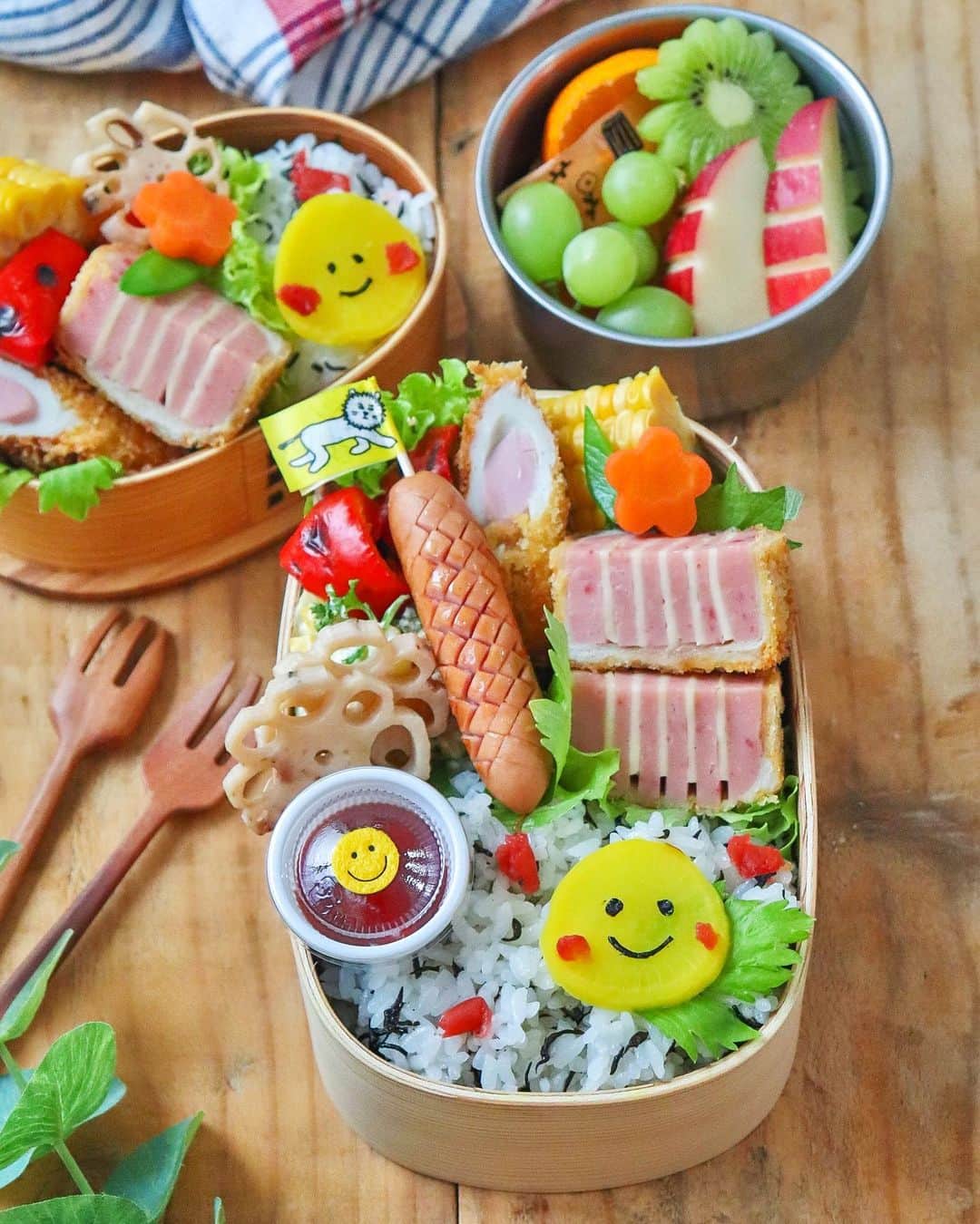 ｒｉｉのインスタグラム：「2023.4.6  smile弁当 ⌣̈⃝ いつかのみやぞん弁当  最近お弁当を作ってないので めっちゃ幸せです（笑）  今日は仕事が終わらないので 外で食べるか、テイクアウトかな さて、まだまだ仕事頑張るぞ #rii弁当#bento#キャラ弁#kyaraben#デコ弁#かわいいお弁当#お弁当動画#動画レシピ#詰め方動画#タイムラプス料理#タイムラプス弁当#料理動画#키즈쿠킹#아이밥상#캐릭터도시락#푸드스타그램#먹스타그램#Repasenfant#캐릭터푸드#bentokids#スマイル#smile#スマイル弁当#旦那弁当#嫌がらせ弁当#パパ弁当」
