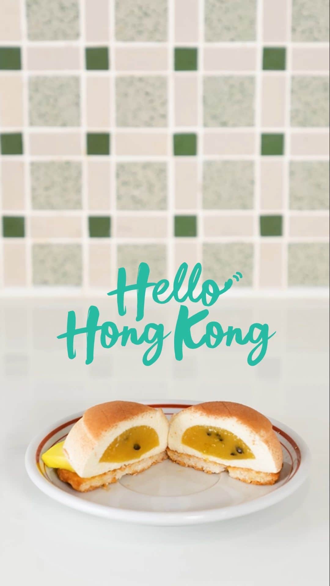 Discover Hong Kongのインスタグラム：「【Hello Hong Kong! 】 Hello foodies! Don’t be surprised if you find pineapple stuffed in our iconic pineapple buns🍍 - reimagined local treats are trending!😲 Great minds eat alike, it’s time to get together to rediscover the flavours of Hong Kong with an immersive food journey!🍽️ 菠蘿包真係有菠蘿🍍？！好多餐廳都推出咗新派港式美食、創意包點，樣樣新鮮出爐，為識飲識食嘅你帶嚟無窮驚喜！😲 一於召集成班foodie朋友，組返個沉浸式怒食旅行團啦！🍽️  🍍🥯🍍🥯🍍🥯🍍🥯🍍🥯🍍🥯🍍🥯🍍🥯🍍🥯 Hong Kong welcomes you✈️! Now travellers can get ‘Hong Kong Goodies’ 🛍️vouchers including one FREE welcome drink🍸 in the hottest bars! Check out the details here: bit.ly/HelloHKgoodiesEN. Hope to see you all soon! 香港歡迎你✈️！而家遊客仲可以享用「香港有禮🛍️」消費優惠券，去得獎酒吧免費飲返杯🍸🍹！詳情請留意 bit.ly/HelloHKgoodiesTC」