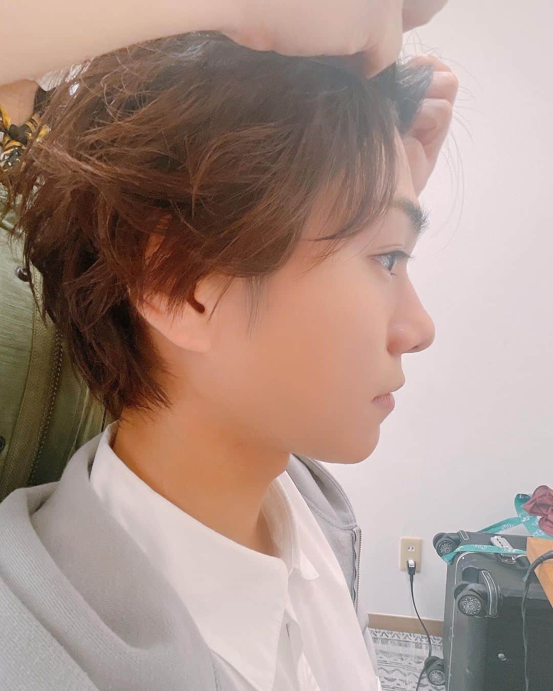 のインスタグラム：「今日はBDイベントのグッズ撮影でした！ 素敵な写真がたくさん撮れました！ お楽しみに！  メイク中の横顔！」