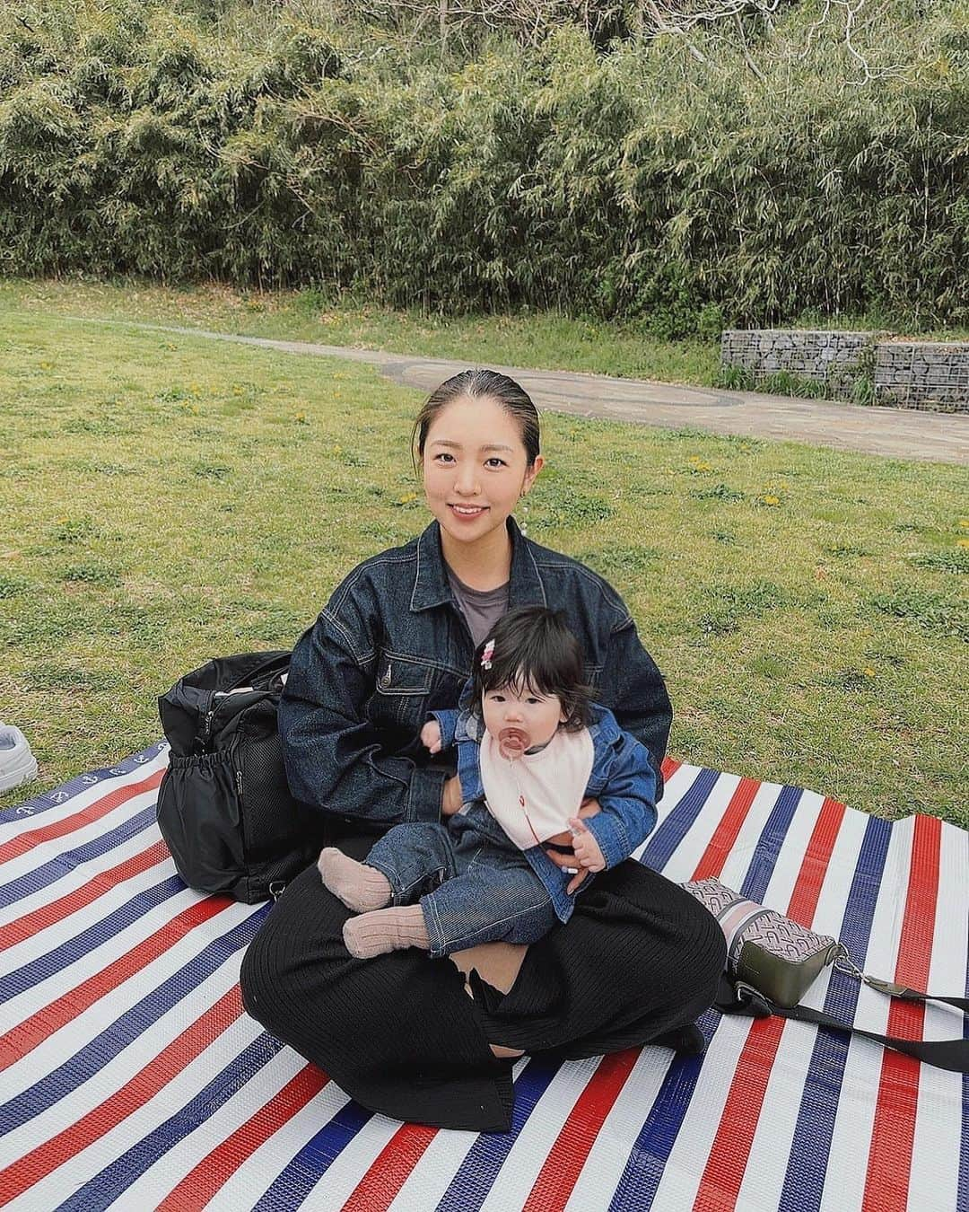 川崎美海さんのインスタグラム写真 - (川崎美海Instagram)「先日、まだ桜が残ってる頃🌸 旦那ちゃん、旦那ちゃんのママとお姉ちゃんと娘、 甥っ子、愛犬とピクニックしてきましたー！  卵が沢山残ってたのでサンドイッチ🥪と おにぎり🍙も作って〜気持ち良かった〜 お外で食べるご飯てやっぱいいですよね👼✨ 気持ちがス〜ってなる⤴︎  私、元々花粉症酷くて春大っ嫌いだったんですけど、 腸活頑張って花粉症の症状 軽減してきたので、春が大好きになりました🌸  そして、この日は真弥とデニム合わせしました❤︎ この私が着てる可愛いデニムジャケットは私が大好きな　【 @maeda_nozomi 】ちゃんのブランド ( @n_with_official )です！  この間のPOPUPでゲットしてきました！ このデニムジャケット可愛い過ぎて愛を 語り尽くしたいんだけど… とっても可愛いすこーしだけ短い丈感になってて、 袖部分は広くなってるから中にニットも着れちゃう！ 可愛いオーバーサイズ感最高！ 生地しっかりしてるのにとっても 動きやすい、着心地最高な柔らかさ ほんとなんでも合わせやすいのっ！  また着た時全身も載せます❤︎ NWITH. のお洋服全部可愛くて 大好きですっ🌿オススメ✨  #ピクニック  #お弁当  #あかちゃんのいる生活  #赤ちゃんのいる暮らし  #ママコーデ  #ママファッション  #デニム #デニムコーデ #デニムジャケット  #nwith #エヌウィズ」4月6日 18時10分 - kawasaki.myu