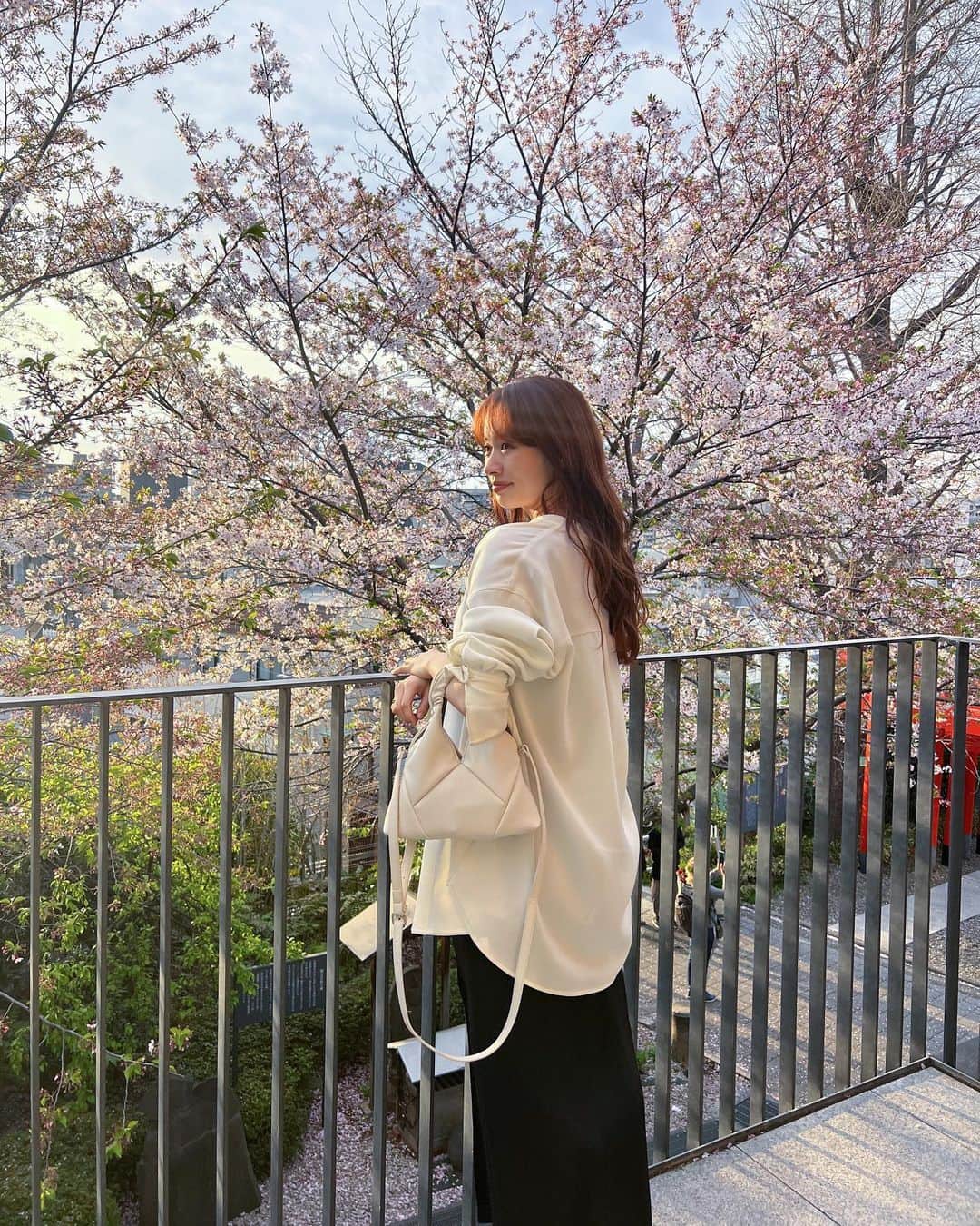 さんのインスタグラム写真 - (Instagram)「・ 少し緑混じりだけど、桜を見に行った日🕊  九段下から神楽坂へ、2万歩歩きました！足腰バキバキです😂  最近よく使っているミニバッグは @riberry.official のトライアングルミニバッグはZOZOのタイムセールでとてもお得です👏🏻  普段あまり行かないエリアだったので、散歩しているだけで楽しかったな😊  #coordinate #Riberry #Riberry_snap #pr #sakura #リベリー #モノトーンコーデ #春コーデ #ミニバッグ」4月6日 18時11分 - natsukoakahani