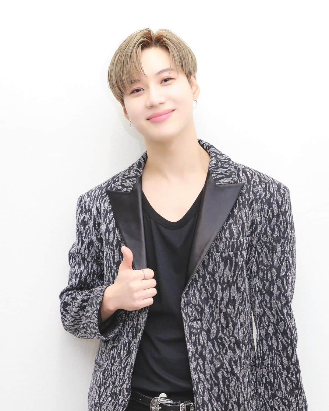 SHINeeのインスタグラム：「2023 TAEMIN'S BACK!🥳  おかえりなさい #テミン！ 🎉 これからもテミン、そしてSHINeeと共に素敵な時間過ごしていきましょう！ 引き続き応援をよろしくお願いいたします♪  SHINee WORLD Jのみなさんへのテミンよりメッセージが届きました！ shineeworld-j.smtown-fc.jp  #TAEMIN @xoalsox #SHINee #シャイニー #TAEMINisBACK #2023_SHINeeisBACK 💎」