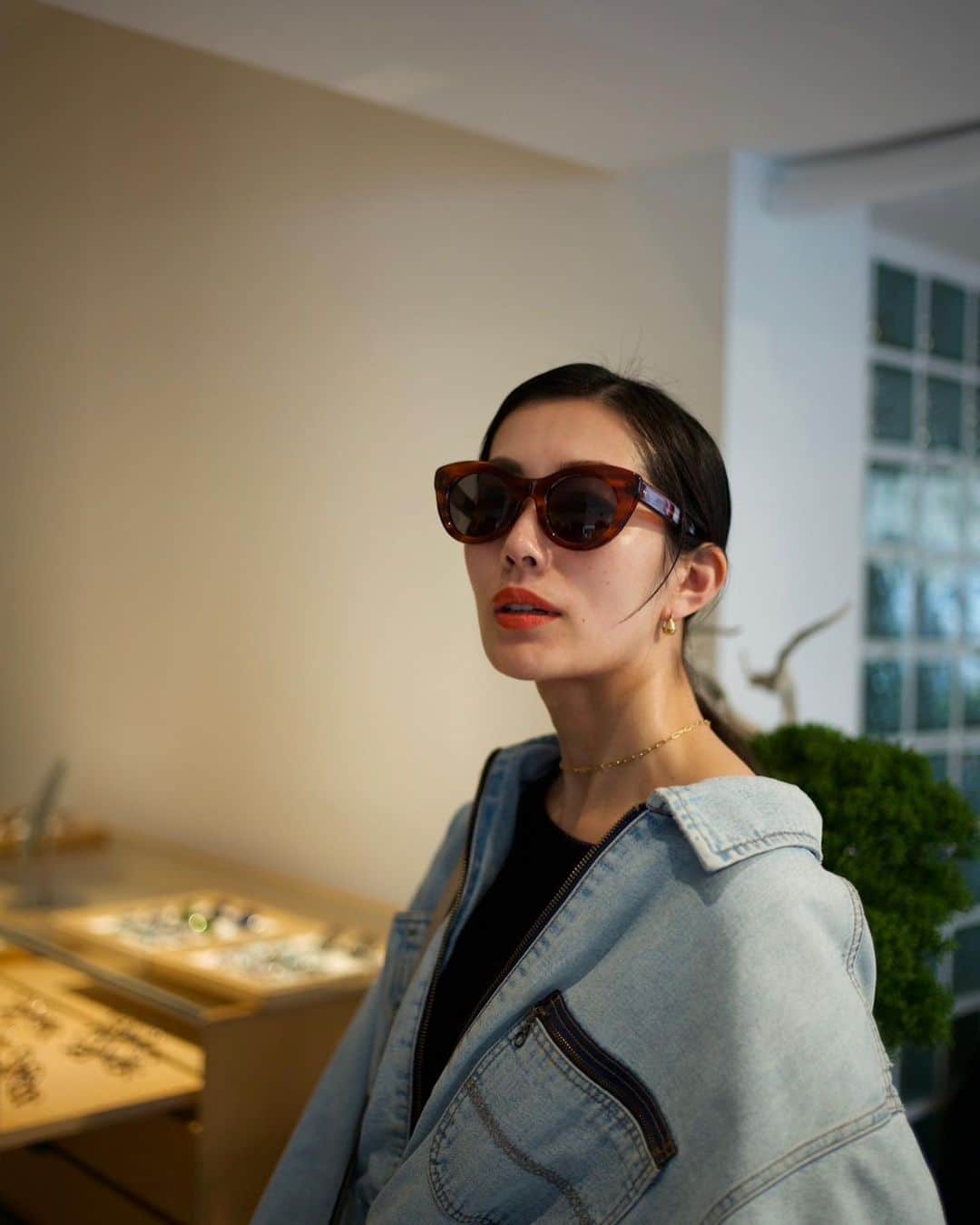 松田珠希さんのインスタグラム写真 - (松田珠希Instagram)「ayameの展示会へ。 沢山のサングラスをかけたけど、ずっと探していた太いフレームの眼鏡をオーダー👓  #ayame #glasses #sunglasses」4月6日 18時04分 - tamakimatsuda11