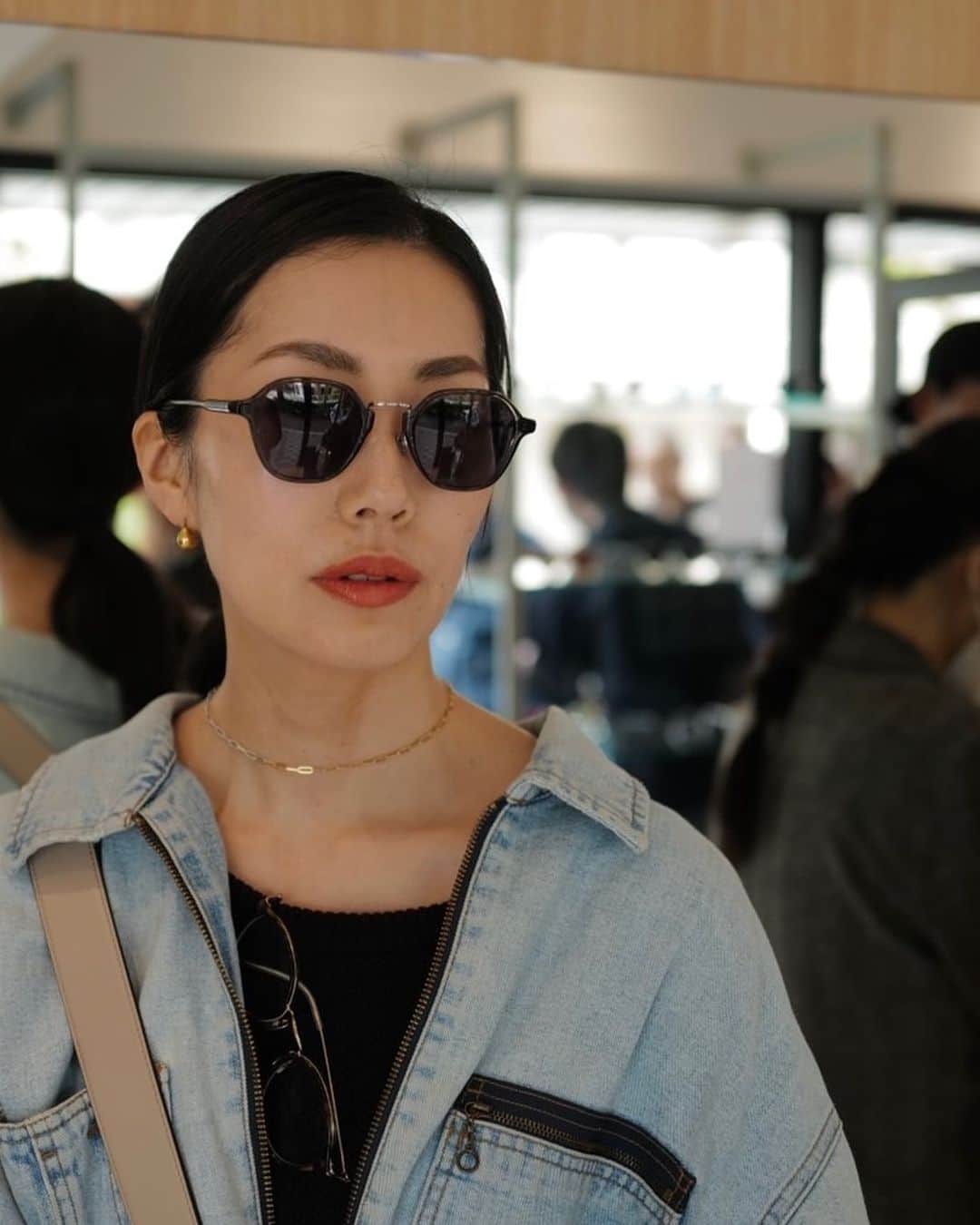 松田珠希のインスタグラム：「ayameの展示会へ。 沢山のサングラスをかけたけど、ずっと探していた太いフレームの眼鏡をオーダー👓  #ayame #glasses #sunglasses」