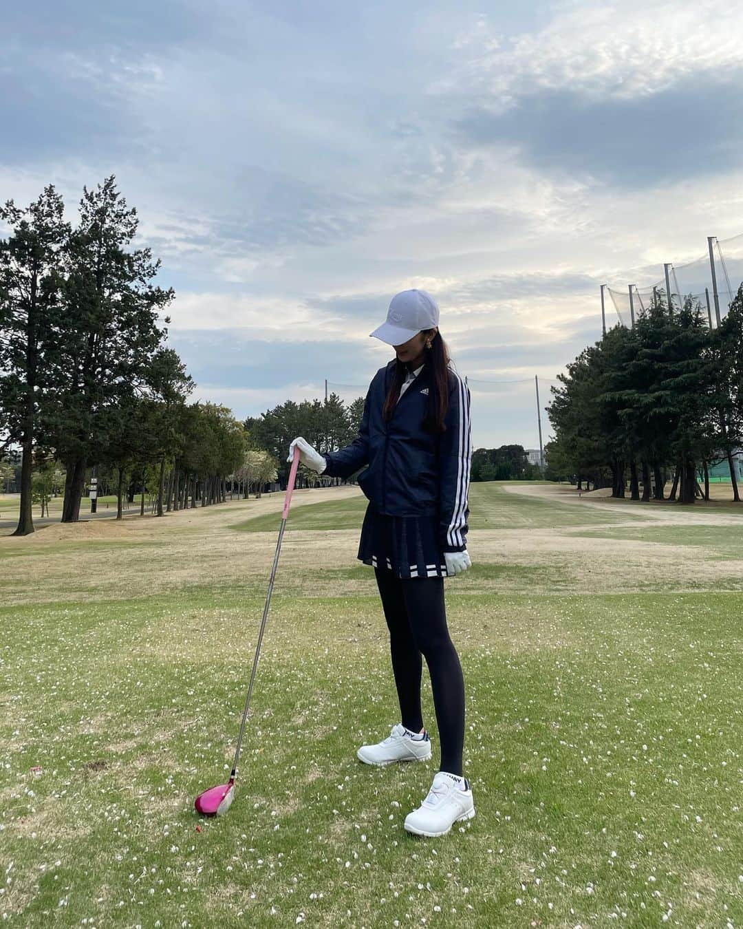 瀬階りりあのインスタグラム：「ショートコースデビュー⛳️💗  本コース出れるように特訓します  #ゴルフ女子」