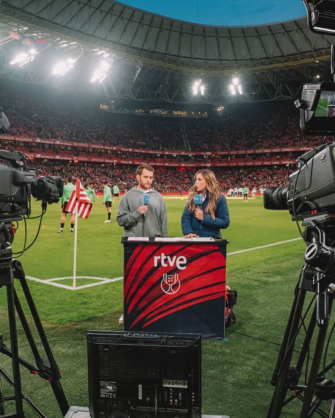 イバイ・ゴメスのインスタグラム：「Otra experiencia que me llevo 🎙️  • Gracias @rtve y a todo su equipo por darme la oportunidad de comentar un  partido del @athleticclub y en el que ya es un clásico San Mamés “vestido de noche mágica” 🏟️  • Durante los partidos ejerciendo de comentarista, intento siempre ser lo más objetivo posible, pero no puedo negar que el resultado no fue el que me hubiera gustado. Eso sí, disfruté mucho de ese ambiente único que ya había tenido la oportunidad de disfrutar tanto de aficionado, como de jugador 🙏🏻 • ZORIONAK @caosasuna por ese pase a la final de Copa! 👏🏼」