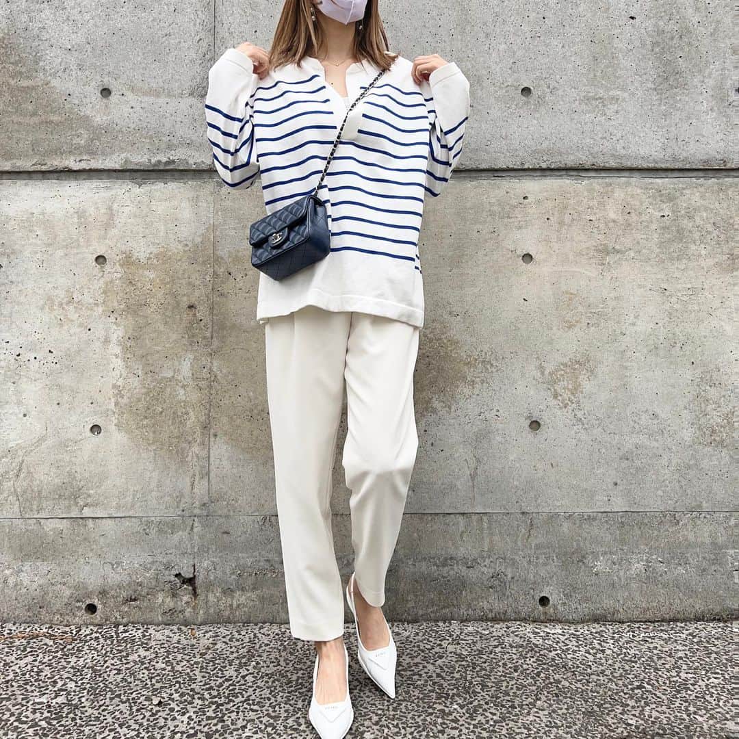 HandmadeLaboのインスタグラム：「🤍×💙  tops  #forkandspoon spoon pants  #soeju bag  #chanel     #ホワイトコーデ #ボーダーコーデ  #ワントーンコーデ  #テーパードパンツ  #プチプラコーデ  #シンプルコーデ  #ママコーデ  #40代コーデ #アラフォーコーデ」