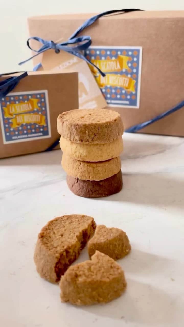 のインスタグラム：「In gelateria c’è uno spazio dedicato a croccanti dolcezze da abbinare al gelato, da gustare da sole o da regalare.   Vieni a comporre la tua scatola dei biscotti con i golosissimi frollini artigianali disponibili in tanti gusti. 🍪  Ti aspettiamo! #gelateriamarghera」
