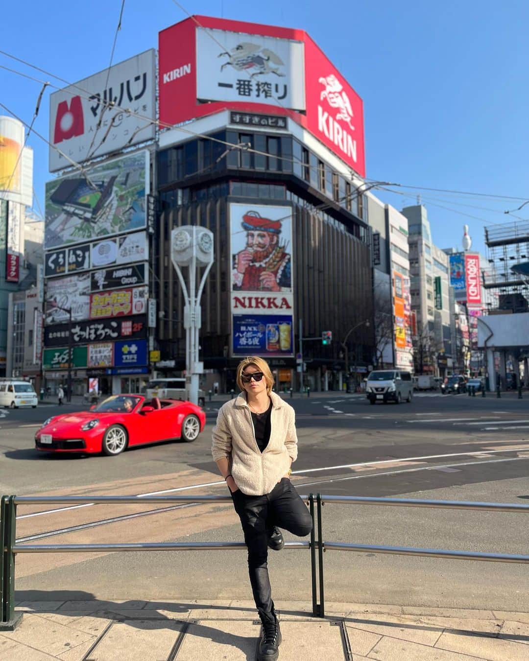 KENTO.iのインスタグラム：「周りの目ばっか気にして 周りに合わせる人生  より  自分の強い想いを常に持って 自分らしく生きる人生  俺はダントツ後者。  出る杭は打たれるって言うけど それって周りと違うかもだけど 自分らしくて進んでる証拠だし めちゃくちゃ素敵なことだと俺はオモウ。  どんなに周りにバカにされたって どお思われたって 俺の信念はなに一つブレない。」