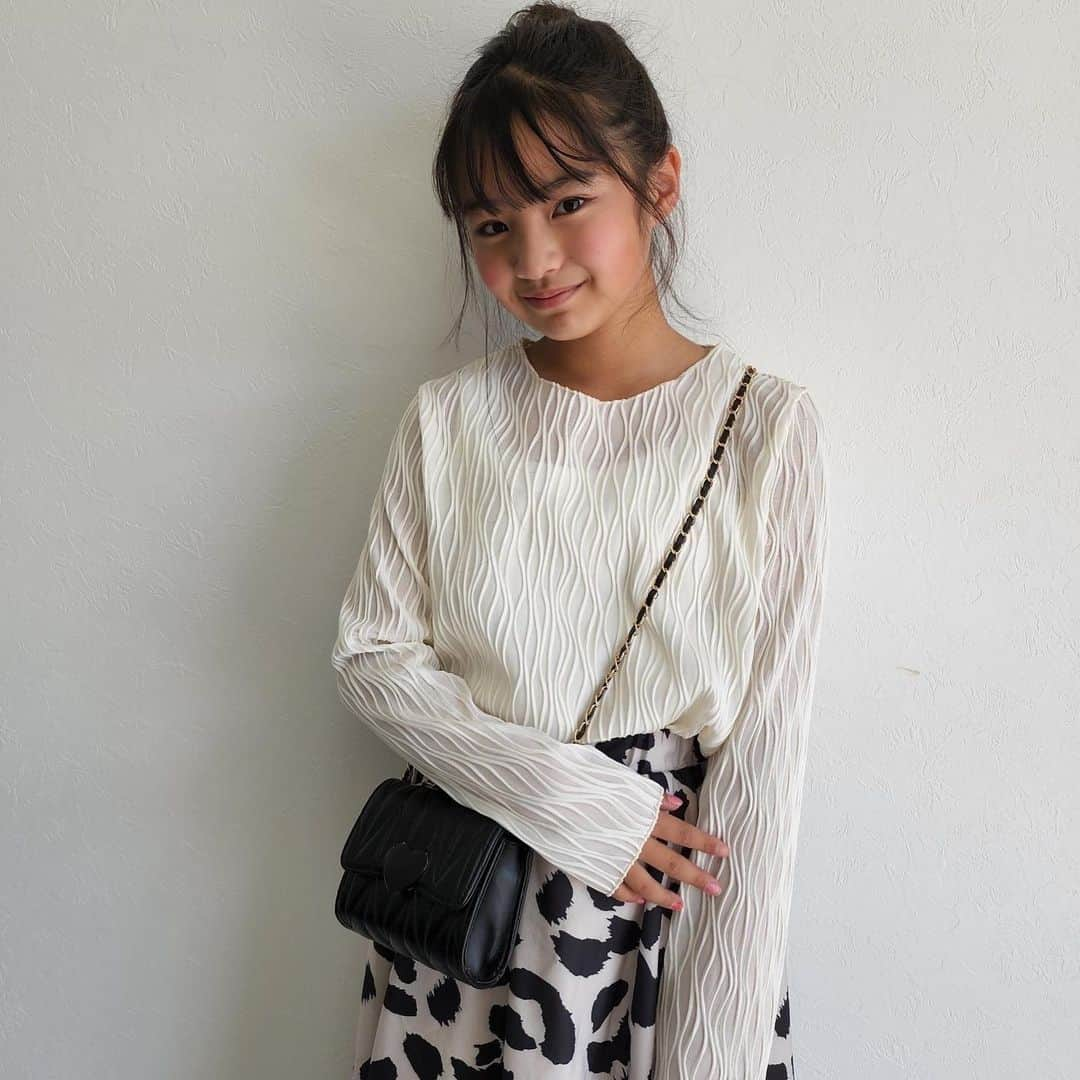 ♡KAO♡のインスタグラム：「： ： @laulea_shop totalstyling♡♡  tops▶ｸﾘﾝｸﾘｼｱｰﾄｯﾌﾟｽ 本日より30%OFF ￥1253  これ本気で可愛いやつ！！ シアー感がたまらなくて高見え間違いないー♥ mamasizeもあるよ♡♡  skirt▶ﾚｵﾊﾟｰﾄﾞ大柄 ﾌﾚｱｽｶｰﾄ bag▶ｷﾙﾃｨﾝｸﾞﾁｪｰﾝｼｮﾙﾀﾞｰﾊﾞｯｸﾞ shoes▶ｸﾞﾙｶｻﾝﾀﾞﾙ  こちらとの合わせ最高に可愛かったです♡⃛  ： ： @laulea_shop  最大50%OFFのSPRING SALE中𓆸⋆* お見逃しなくー♥♥  ： ：  ┈┈coordinate item┈┈┈┈┈┈┈┈┈┈ tops/skirt/bag/shoes▹▸ @laulea_shop   【140cm /size150】 ┈┈┈┈┈┈┈┈┈┈┈┈┈┈┈┈┈┈┈┈ ： ： ： ： ： ： ： ： ： ： ： ： ： ： ：  #ig_kidsfashion #kidsfashion #親バカ #ig_oyabakabu #親バカ部 #娘 #9歳 #js3 #女の子 #娘コーデ #女の子コーデ #インスタキッズ #ig_kids #mamanoko #ママリ #mamagirl #hugmug #コドモノ #キッズファッション #キッズモデル部 #プチプラコーデ  #キッズコーデ #韓国ファッション #韓国子供服」