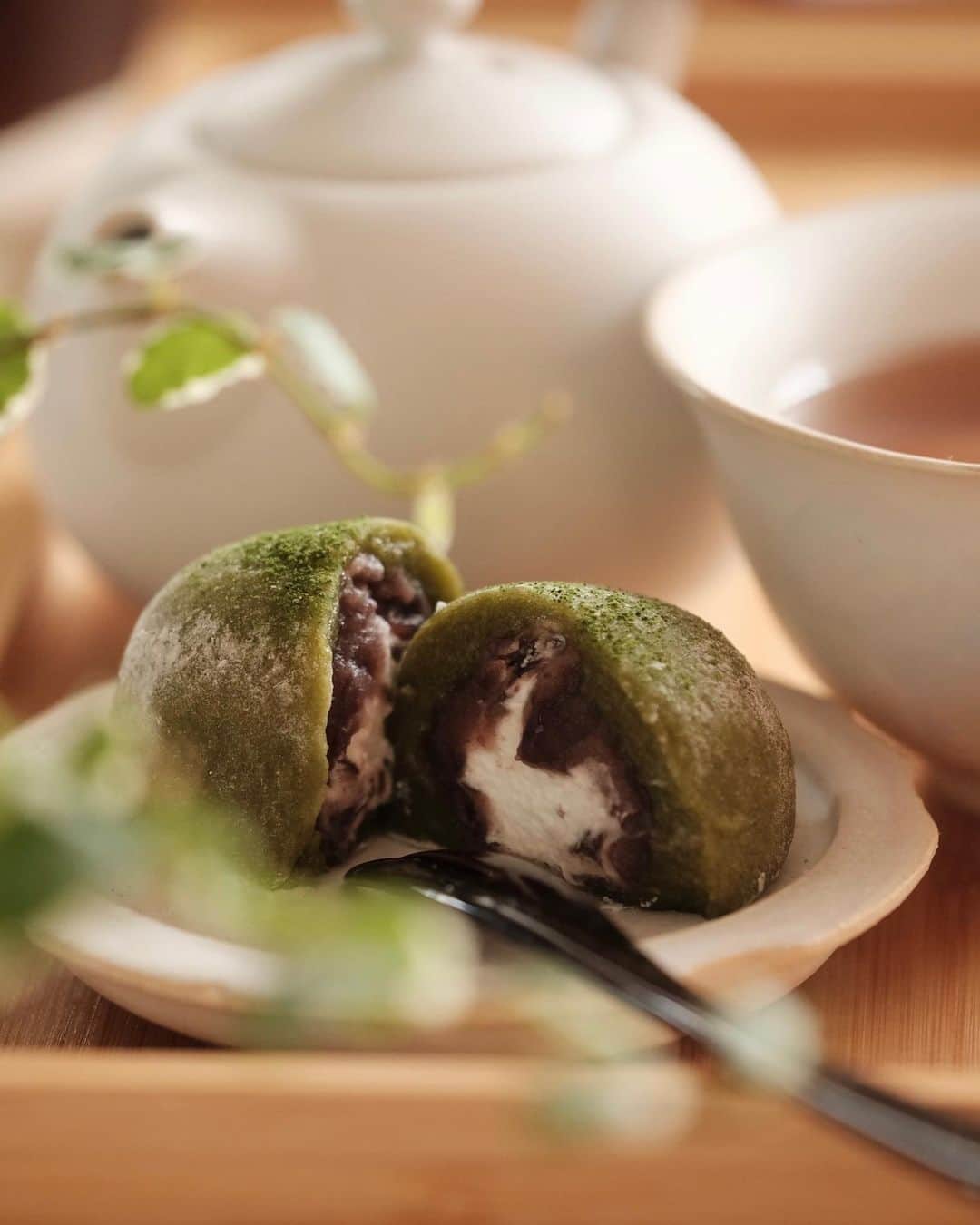 麻木久仁子のインスタグラム：「築地本願寺のカフェで買った、抹茶の大福で一服💜 優しいお味でした🥰」