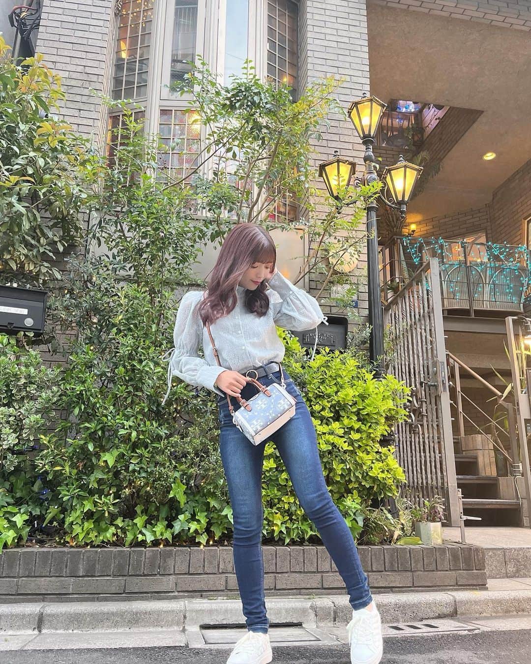 のインスタグラム：「存在感あるデニムバックずっと欲しくて やっとGETできたからバッグのトーンに 合わせて"青×デニム"のコーデ 組んでみたらやっぱり可愛い...💙💙💙  このデニムの差し色がブラウンなところが これまたお気に入りポイント☺︎  大きさもちょうど良くて 横長にころんってした形も可愛いし 夏Tシャツ1枚でもコーデ華やかになるから いっぱい持ち歩く事になりそうな予感🕊💫  #トリーバーチ #Tモノグラム #TMonogram」