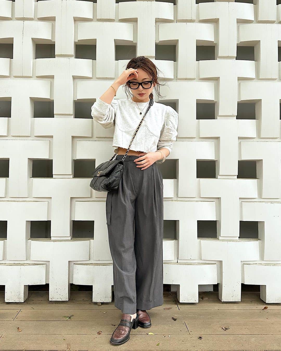 Yuuki mimuraのインスタグラム：「🤍🩶🖤🩶🤍  #ootd 🪽 風が強かったけど あったかかったので 先日#ラフォーレ原宿 で たまたま見つけたブランド、 @neith.tokyo のスウェットおろした🎵 取り外しできるフードもついてるの🫛  丈が短め切りっぱなしなのもかわいい🤍🤍🤍🕊️  . #fashion#ootdfashion  #outfits#outfitoftheday  #neith#neithtokyo」