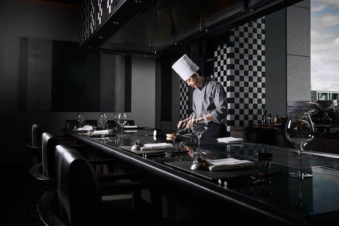 The St. Regis Osakaさんのインスタグラム写真 - (The St. Regis OsakaInstagram)「ホテル12階、エレベーターを降りてすぐ右手に佇む、鉄板焼「和城」のエントランス。インテリアには、日本が文化の扉を海外に開いた安土桃山時代の様式やモチーフを取り入れています。エントランスの壁は半割をした竹に箔を貼ったもの。箔貼りの技術は安土桃山時代に発展したとされています。 日本の伝統的な技、そして独自のマテリアルを用い、細部にまでこだわって創り上げられた空間で、五感が研ぎ澄まされていくような心豊かなひと時をお愉しみください。  As you step off the elevator on the 12th floor of the hotel, you will find the entrance to "Wajo," our teppanyaki restaurant, on your right. The interior incorporates motifs and styles from the Azuchi-Momoyama period, a time when Japan opened its cultural doors to the world. The entrance wall is decorated with gold leaf on split bamboo, a technique said to have originated during the same period. Experience the meticulous craftsmanship and unique materials of Japanese tradition, and savor a moment of sensory indulgence in this exquisite space.  #stregisosaka #teppanyakiwajo #teppanyaki #kitauchipremiumbeef #wagyu #wagyubeef #osakateppanyaki  #セントレジスホテル大阪 #セントレジス大阪 #鉄板焼和城 #和城 #鉄板焼 #きたうちプレミアムビーフ #石垣島きたうち牧場 #石垣島きたうち牧場プレミアムビーフ #大阪鉄板焼」4月6日 18時23分 - stregisosaka