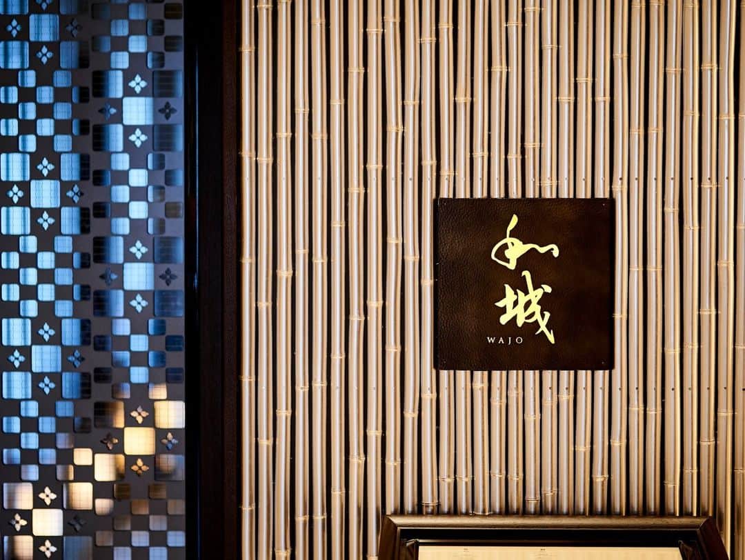 The St. Regis Osakaさんのインスタグラム写真 - (The St. Regis OsakaInstagram)「ホテル12階、エレベーターを降りてすぐ右手に佇む、鉄板焼「和城」のエントランス。インテリアには、日本が文化の扉を海外に開いた安土桃山時代の様式やモチーフを取り入れています。エントランスの壁は半割をした竹に箔を貼ったもの。箔貼りの技術は安土桃山時代に発展したとされています。 日本の伝統的な技、そして独自のマテリアルを用い、細部にまでこだわって創り上げられた空間で、五感が研ぎ澄まされていくような心豊かなひと時をお愉しみください。  As you step off the elevator on the 12th floor of the hotel, you will find the entrance to "Wajo," our teppanyaki restaurant, on your right. The interior incorporates motifs and styles from the Azuchi-Momoyama period, a time when Japan opened its cultural doors to the world. The entrance wall is decorated with gold leaf on split bamboo, a technique said to have originated during the same period. Experience the meticulous craftsmanship and unique materials of Japanese tradition, and savor a moment of sensory indulgence in this exquisite space.  #stregisosaka #teppanyakiwajo #teppanyaki #kitauchipremiumbeef #wagyu #wagyubeef #osakateppanyaki  #セントレジスホテル大阪 #セントレジス大阪 #鉄板焼和城 #和城 #鉄板焼 #きたうちプレミアムビーフ #石垣島きたうち牧場 #石垣島きたうち牧場プレミアムビーフ #大阪鉄板焼」4月6日 18時23分 - stregisosaka