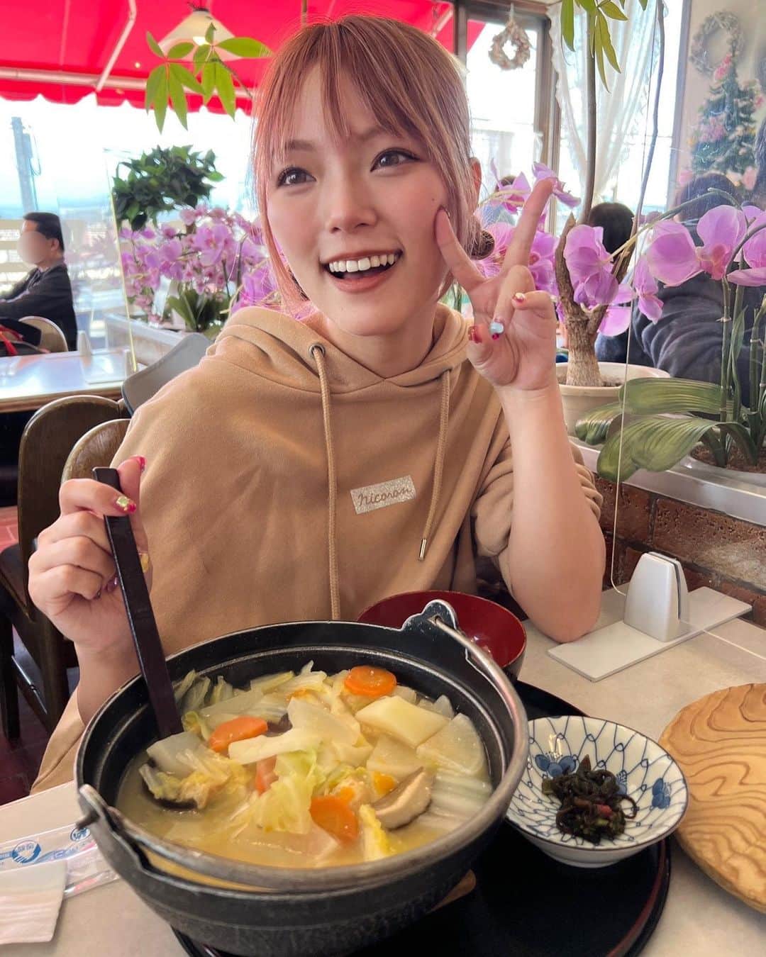 湯上響花さんのインスタグラム写真 - (湯上響花Instagram)「🦋🔮 ほうとうだいすきっっっ🩷 野菜もりもりで美味しかった！！ 山梨の食、どれも美味しくて幸せ😭 逆光で光反射してしまって何も見えないけど🥲、 窓一面に富士山がドンッとあって感動したの🗻  #きょうきょうの胃袋を掴んだごはん #河口湖グルメ #山梨グルメ」4月6日 18時24分 - fantique_