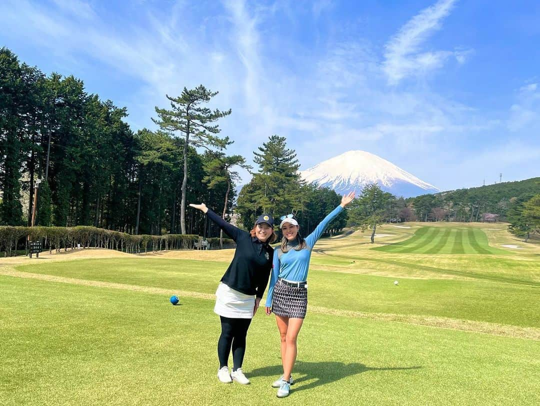 鎌田ハニーのインスタグラム：「友さんと練習ラウンド⛳️ こんなに富士山の近くでゴルフをしたのは初めて🏌️‍♀️ 練習に来れて良かったです❗️試合頑張ります🔥  人生の夢の一つである富士山を登る事🗻 友さんと登る約束しました🫶✨  #女子プロゴルァー #蔭山友美 #さん #鎌田ハニー #mtfuji #富士山  #富士国際ゴルフ倶楽部」