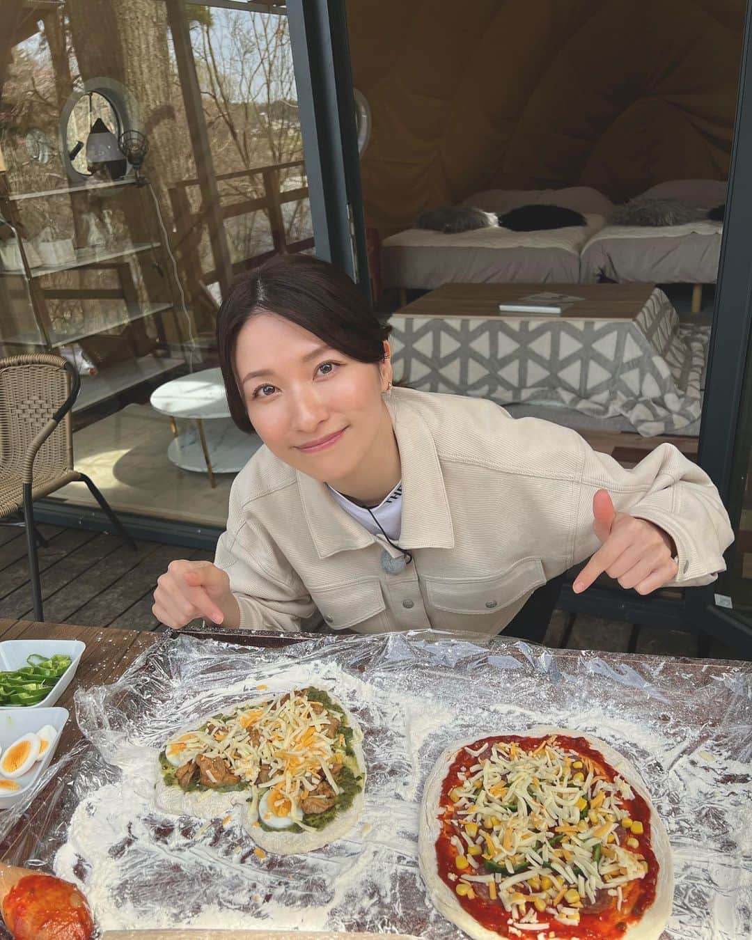 のインスタグラム：「長野ロケ初日🍎 塩尻で話題のグランピング施設 「GLAMPING BASE enCamp(@glampingbase_encamp )」を取材させて頂きました🏕️  キャンプ女子の腕がなるぅ₍₍ (ง ˙ω˙)ว ⁾⁾  ピザやバームクーヘン 無水カレーや牛タンの塩釜焼きを作ったよ🧑‍🍳  あと漫画肉🍖笑  施設にはたくさんのドームテントやシェルフテントがあり、中はおしゃれなインテリアが揃っていてどの部屋も居心地のいい空間でした🐰♥️  プライベートでも来たいなぁ🌱  #キャンプ女子#キャンプ飯#グランピング」
