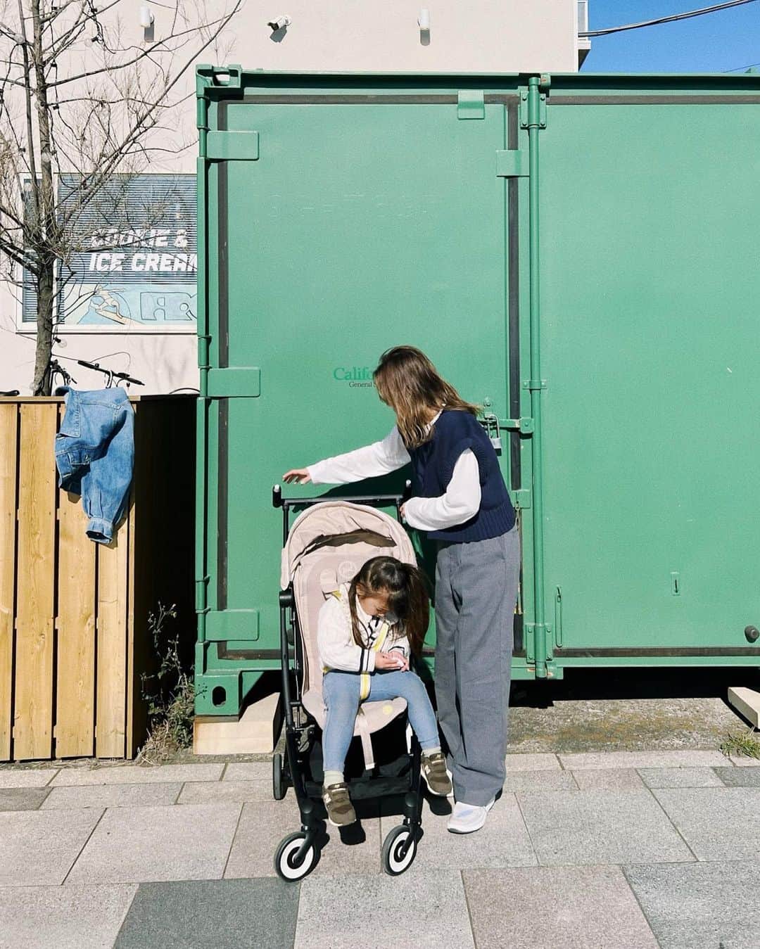 のインスタグラム：「ひぃとお出かけすることも多くて やっぱりまだまだベビーカー必要です👶🏼 気になってたベビーカーが届いたのでさっそく♡  このサイベックスリベルはめちゃくちゃ軽い押し心地で、ママだけでも負担なく持ち運びできるぐらいウルトラコンパクトっ☺️帰省もよくするので、新幹線のときにもとっても手間がかからなくて助かるのぉ♡  あと、新機能でアジャストベルトを引っぱるだけで 簡単に調節できるワンプルハーネスが便利すぎる☺︎ 色もたくさんあるから悩んだけど わたしはリニューアルされた シーシェルベージュにしました🦒🍒 ひぃさんも大きめな女の子だけど 22kgまでいけるのでまだまだ安心してながーく愛用できるのでとっても嬉しい〜♡♡  #CYBEX_PR #CYBEX #サイベックス #サイベックスリベル」
