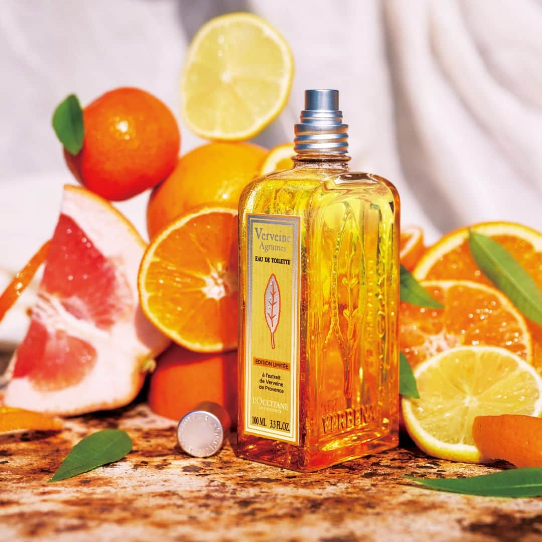 L'OCCITANE en Provenceのインスタグラム：「＼📢予約受付中／毎年人気のあの香り🍋シトラスと摘みたてのヴァーベナが織りなす、みずみずしいフレグランスが登場！  男女問わずに人気のヴァーベナシリーズから、 柑橘のジューシーな香りを束ねた #シトラスヴァーベナ が 3/29(水)より予約スタートしました📢  毎年、季節限定で登場するこの香り。 2023年は明るいイエローのラベルが目印！ きらめく日差しを想起させ、 持っているだけでハッピーになれそうです✨  …━━━━━━━━━━━━… 　 　　4/19(水)数量限定発売  　#シトラスヴァーベナ 🍋  …━━━━━━━━━━━━…  香調：スパークリングシトラス  　オーガニックのヴァーベナとシトラスが奏でる、 　とびきりジューシーで胸が高鳴る香り🍋　  ▼Head  　レモン、グレープフルーツ、オレンジ  ▼Heart  　ヴァーベナ  ▼Base  　シダーウッド  ポジティブな気分に導くシトラスを 爽やかに後押ししてくれるヴァーベナは、 眩しい季節にぴったりの組み合わせ。  ╭━━━━━━━━━━━━╮  　新しいヴァーベナの香り🌿  ╰━ｖ━━━━━━━━━━╯  「気になる！」「試してみたい！」 と思ったら【コメント欄】から、 「🍋」の絵文字で教えてください！  「予約したよ！」などのコメントも お待ちしております！  ——————————————————  数量限定のシトラスヴァーベナ。 公式通販でも予約受付中です！  初夏を感じる爽やかな香りは、 蝶やミツバチたちからの贈りもの。  果実や大地の恵みを、存分に受け取ってください  #ロクシタン #loccitane #癒し #爽やかな香り #香りのある暮らし #香りマニア #ヴァーベナ #シトラス #シトラスの香り #レモン #リラックスタイム #アロマのある生活 #香水好き #香水好きな人と繋がりたい #フレグランス #ロクシタン香水 #香水 #香りマニア #シトラスヴァーベナ #シェアコスメ #新作コスメ #新作コスメ2023 #夏コスメ2023 #モテ香水 #オードトワレ #香水マニア #デートにおすすめ #ポジティブになりたい」