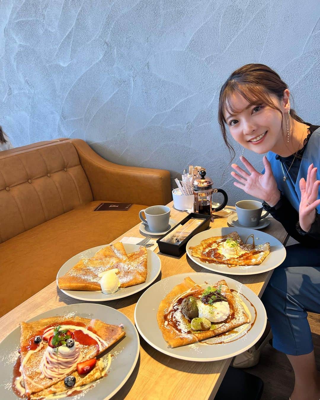 本谷紗己のインスタグラム：「#とびだす焙煎所　 @tobidasu.cafe   和歌山市黒田にオープンした 和歌山市初の クレープ＆ガレット専門店🫶  HIROくんYouTubeでは この日、お店で頼むことのできた メニューほぼ全てを一緒に食べました😎笑 UPをお楽しみに🌻  どれも美味しかったです〜🤤🤍  パリッもちっ食感の生地と お食事にぴったりなメニューから スイーツに嬉しいメニューまで🥰  そしてその場で焙煎したコーヒーが 香り高くてとっても美味しい、、、☕️ お店も広く、ゆったりと過ごせます🥰 注文はカウンターにて✨  #insta_wakayama #wakayama #さぴ和歌山　#和歌山　#わくわく編集部　#なんて素敵な和歌山なんでしょう　#和歌山カフェ　#カフェ和歌山　#和歌山ランチ　 #ガレット #クレープ #カフェ」