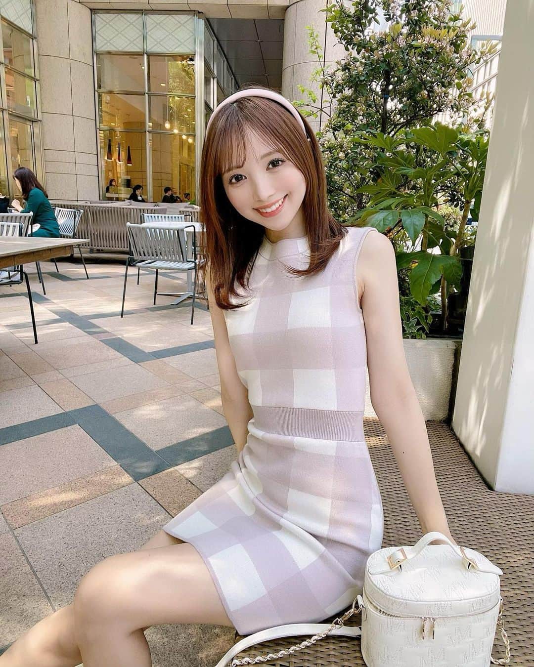 のインスタグラム：「大好きなピンクで甘コーデ🎀 SSのギンガムチェックはマカロンの定番人気だけど　タイトなニットは大人っぽさもあってスキ🤭💕  前髪伸ばし中だけど今くらいがちょうどいい気がしてきた...🤫  #ピンク#ギンガムチェック#ミニワンピース#カチューシャ#150cmコーデ#michellmacaron#ミシェルマカロン」