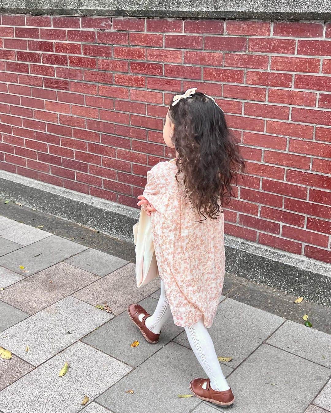 目見田早弥子さんのインスタグラム写真 - (目見田早弥子Instagram)「本日の👧🏻🎀。 癖っ毛さんにはこの髪型が一番しっくりくる🧸 写真はないけど私が今日 @verybrain のロンパースを着てたので 長女もVerybrainのノベルティーでいただいた ミニトートにオモチャ入れて🐈‍⬛  「出かけるから準備してね」って言ったら最近は 自分なりにお気に入りのアクセサリーつけてて 可愛くて笑っちゃう😹💞  one-piece @bonpoint」4月6日 18時32分 - sayako_memida