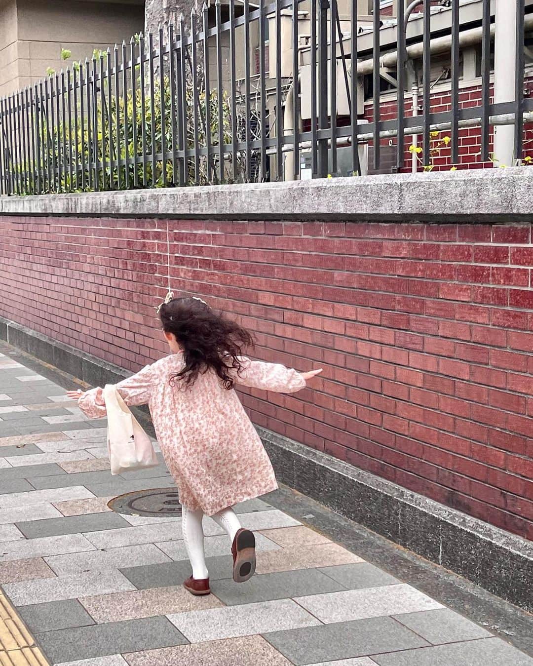 目見田早弥子のインスタグラム：「本日の👧🏻🎀。 癖っ毛さんにはこの髪型が一番しっくりくる🧸 写真はないけど私が今日 @verybrain のロンパースを着てたので 長女もVerybrainのノベルティーでいただいた ミニトートにオモチャ入れて🐈‍⬛  「出かけるから準備してね」って言ったら最近は 自分なりにお気に入りのアクセサリーつけてて 可愛くて笑っちゃう😹💞  one-piece @bonpoint」