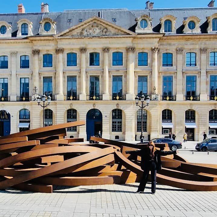 カーラ・ブルーニさんのインスタグラム写真 - (カーラ・ブルーニInstagram)「A Paris il n’y a pas seulement les plus beaux musées du monde , il n’y a pas seulement le Pont Neuf , la Seine mystérieuse, la colline de Montmartre et son Sacré Cœur , la colline de Montparnasse et sa tour , Notre Dame qui renaît de ses cendres , l’Etoile et la Concorde , les bois de Boulogne et de Vincennes , le Boulevard St Germain, la rue Mouftard, le Pont Mirabeau et ses poèmes , les Buttes Chaumont et ses vallons …. Il y a aussi les sculptures de Bernar Venet , somptueuses et monumentales , Place Vendôme  Et ça fait du bien  💫💫💫  In Paris there are not only the most beautiful museums in the world, there is not only the Pont Neuf, the mysterious Seine, the hill of Montmartre and its Sacré Cœur, the hill of Montparnasse and its tower, Notre Dame which is reborn from its ashes, the Etoile and the Concorde, the Bois de Boulogne and Vincennes, the Boulevard St Germain, the rue Mouftard, the Pont Mirabeau and its poems, the Buttes Chaumont and its valleys…. There are also the sculptures of Bernar Venet, sumptuous and monumental, Place Vendôme And it feels good….💫💫💫 Traduzione: Parigi è ancora magica 💫💫💫 #parisvillelumiere #parismaville #parismabeauté #bernarvenet #bernarvenetsculpture」4月6日 18時35分 - carlabruniofficial