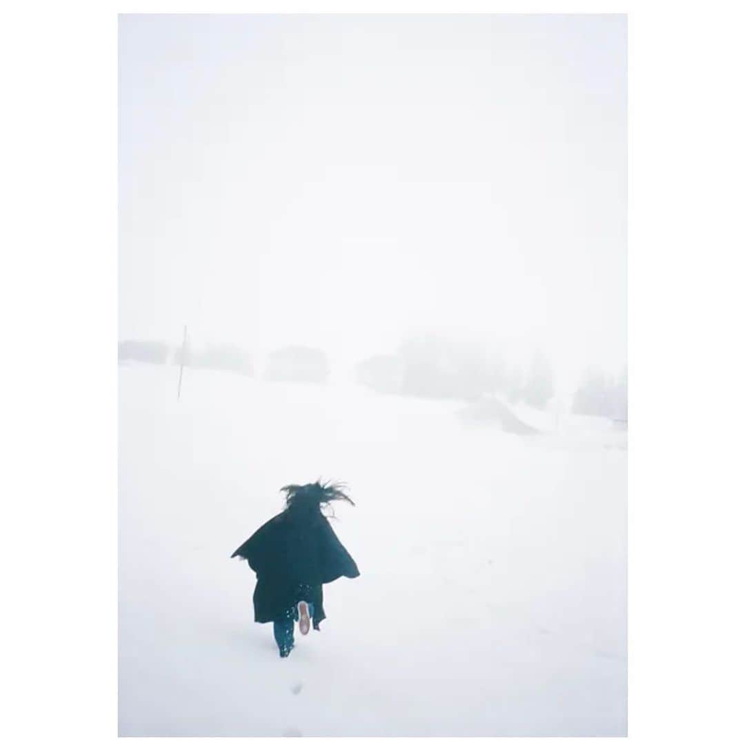 今城純さんのインスタグラム写真 - (今城純Instagram)「Web magazine 『IRO to ENSOKU』 ⁡ 『 早朝な私。 』vol.07を   公開致しました！！ ⁡ 今回は湊あす香ちゃんに出演して頂きました！ ⁡ 3月末に雪を求めて 新潟に向かい 一面銀世界の中、孤独と儚さと希望を秘めた 女性を表現してくれました。 ⁡ ⁡ 是非ご覧下さい！！ ⁡ プロフィール欄にURLを添付しています！ ⁡ Model.  Asuka Minato   Hair & Make.  Maiko Inomata   Special thanks.  Kento Ushiro(Nash)   Art director.  Eri Hirasaki  ⁡ ⁡ ⁡ ⁡ ⁡ ⁡ ⁡ ⁡ @junimajo_sweets (スイーツ専用) @junimajo_online_store(物販専用) ⁡ ⁡ #今城純 #スイーツとキミの横顔 #junimajo #ashi-ato #irotoensoku #junimajoonlinestore #filmphotography」4月6日 18時35分 - junimajo