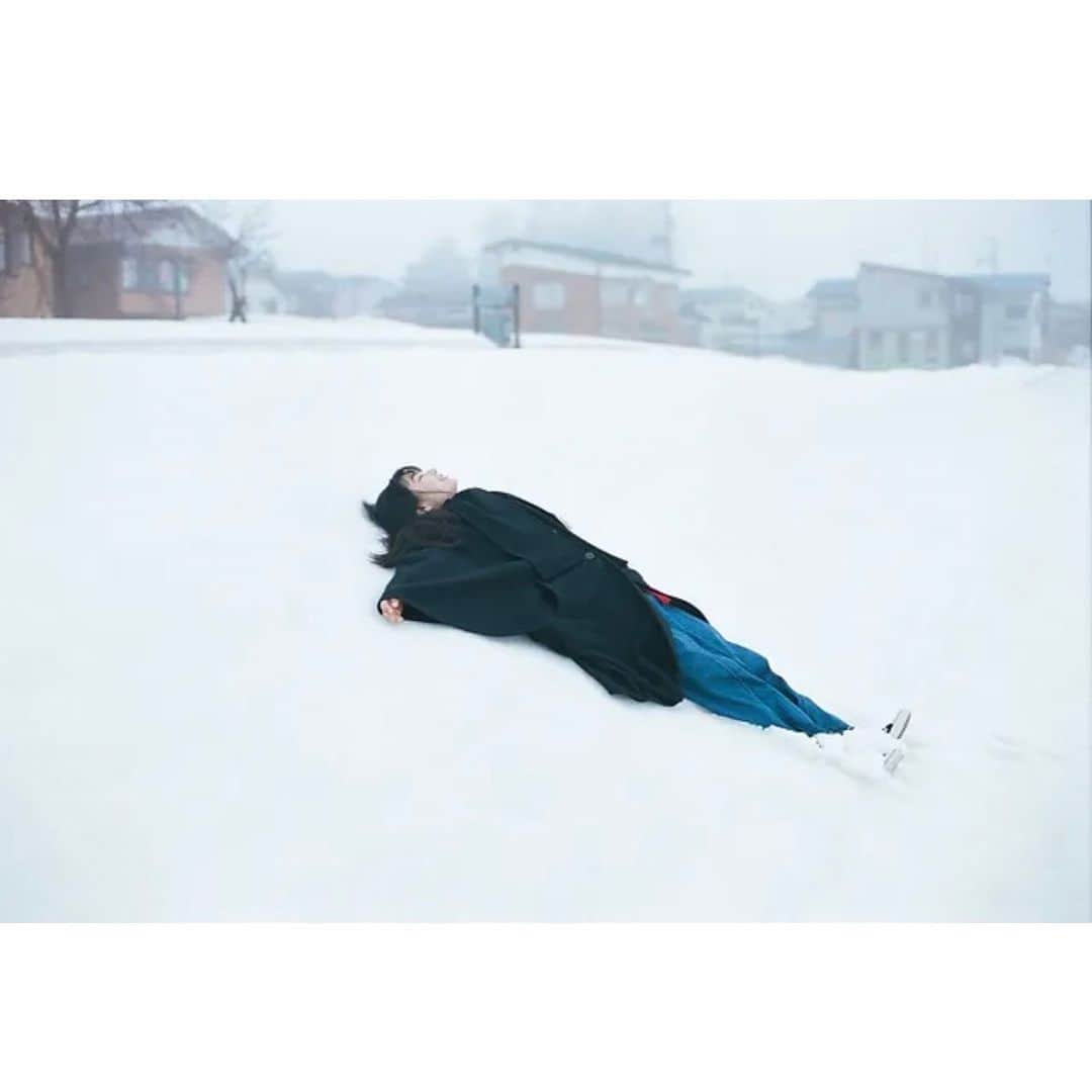 今城純さんのインスタグラム写真 - (今城純Instagram)「Web magazine 『IRO to ENSOKU』 ⁡ 『 早朝な私。 』vol.07を   公開致しました！！ ⁡ 今回は湊あす香ちゃんに出演して頂きました！ ⁡ 3月末に雪を求めて 新潟に向かい 一面銀世界の中、孤独と儚さと希望を秘めた 女性を表現してくれました。 ⁡ ⁡ 是非ご覧下さい！！ ⁡ プロフィール欄にURLを添付しています！ ⁡ Model.  Asuka Minato   Hair & Make.  Maiko Inomata   Special thanks.  Kento Ushiro(Nash)   Art director.  Eri Hirasaki  ⁡ ⁡ ⁡ ⁡ ⁡ ⁡ ⁡ ⁡ @junimajo_sweets (スイーツ専用) @junimajo_online_store(物販専用) ⁡ ⁡ #今城純 #スイーツとキミの横顔 #junimajo #ashi-ato #irotoensoku #junimajoonlinestore #filmphotography」4月6日 18時35分 - junimajo