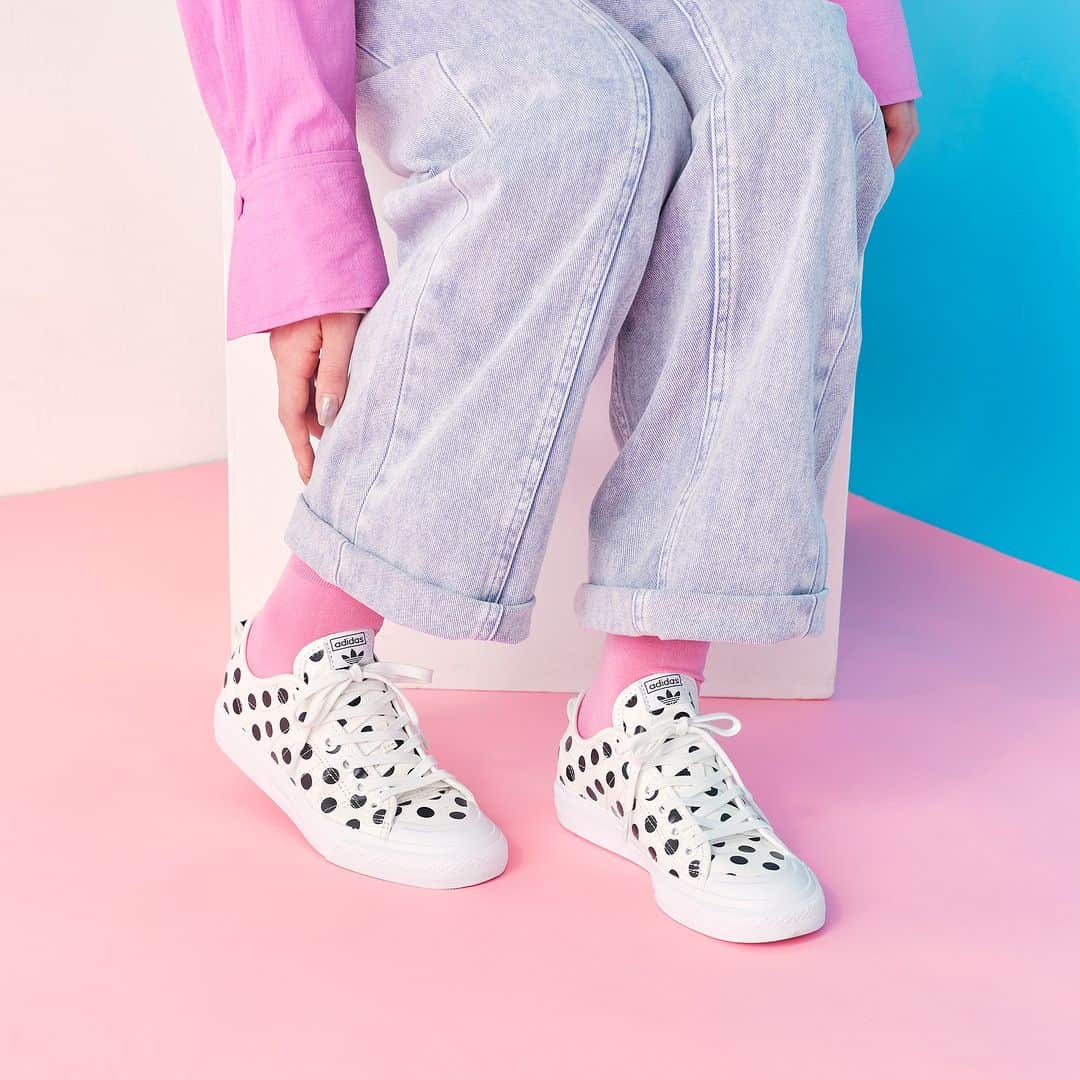 ABCマートさんのインスタグラム写真 - (ABCマートInstagram)「adidas Originalsの「STAN SMITH（スタンスミス）」と「NIZZA（ニッツァ）」をフレンチテイストにアップデート🌷 それぞれドット、ボーダー、ギンガムチェックをあしらったデザインはコーディネートに春らしさをプラスしてくれる🧡ABC-MART限定発売🥳  model @ruru_mikuma  @mana_chos   #adidas #sneakers #フレンチコーデ #春コーデ #春スニーカー」4月6日 18時35分 - abc_mart_japan