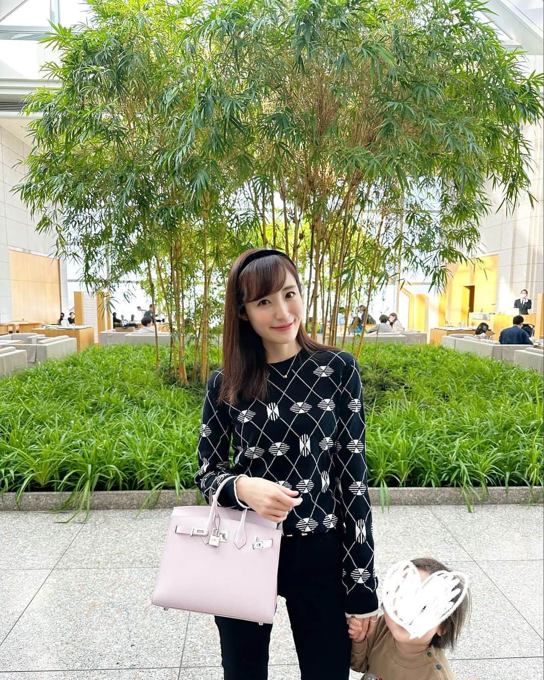 小林真由のインスタグラム：「love♡ ⁡ 時間がないを言い訳にあまりにも自分の体を放置しすぎているので、今年度は運動と検診をこまめにすると決めました🥹  ⁡ 娘が生まれた頃に買ったyokochanのワンピース、気づけばぴったり👗サイズアウトしてなくてよかった! (よく見るとものもらいです、念のため←)  #ファッション #コーデ #ママコーデ #女の子ママ #男の子ママ #ママライフ #コーディネート #４歳 #２歳 #ベビー #二人育児」